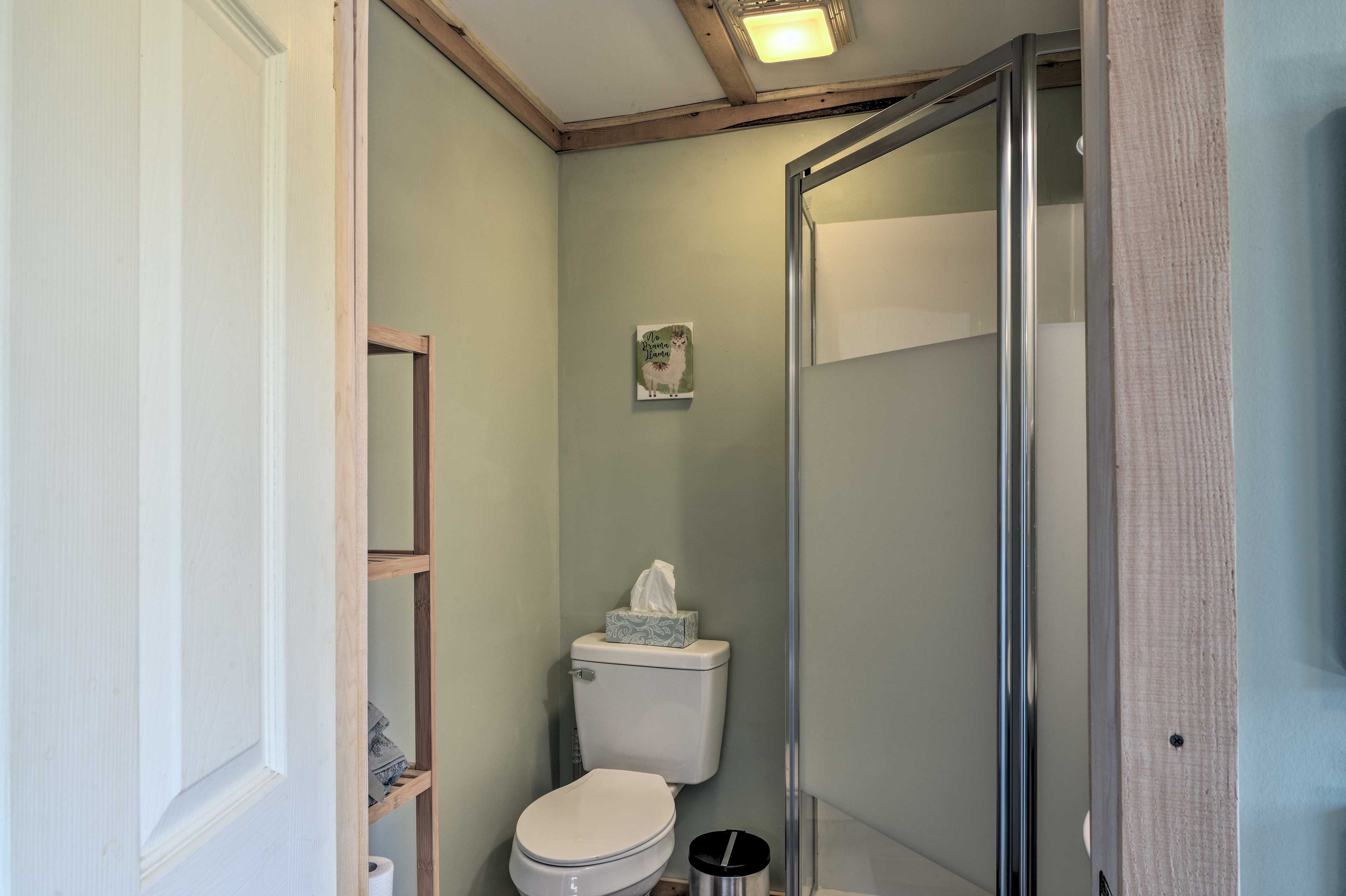 Full Bathroom | Complimentary Toiletries