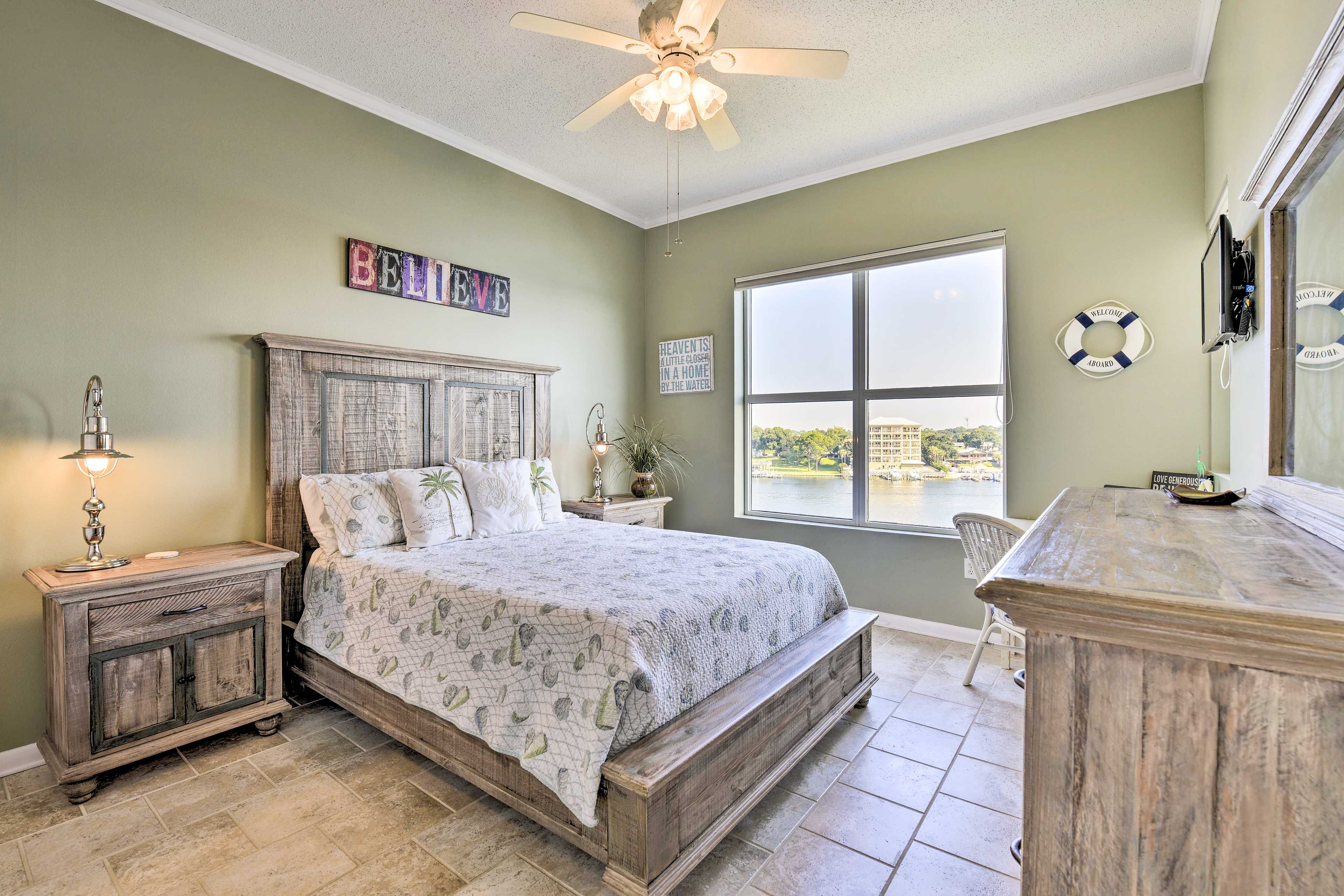 Bedroom 1 | Queen Bed | En-Suite Bathroom