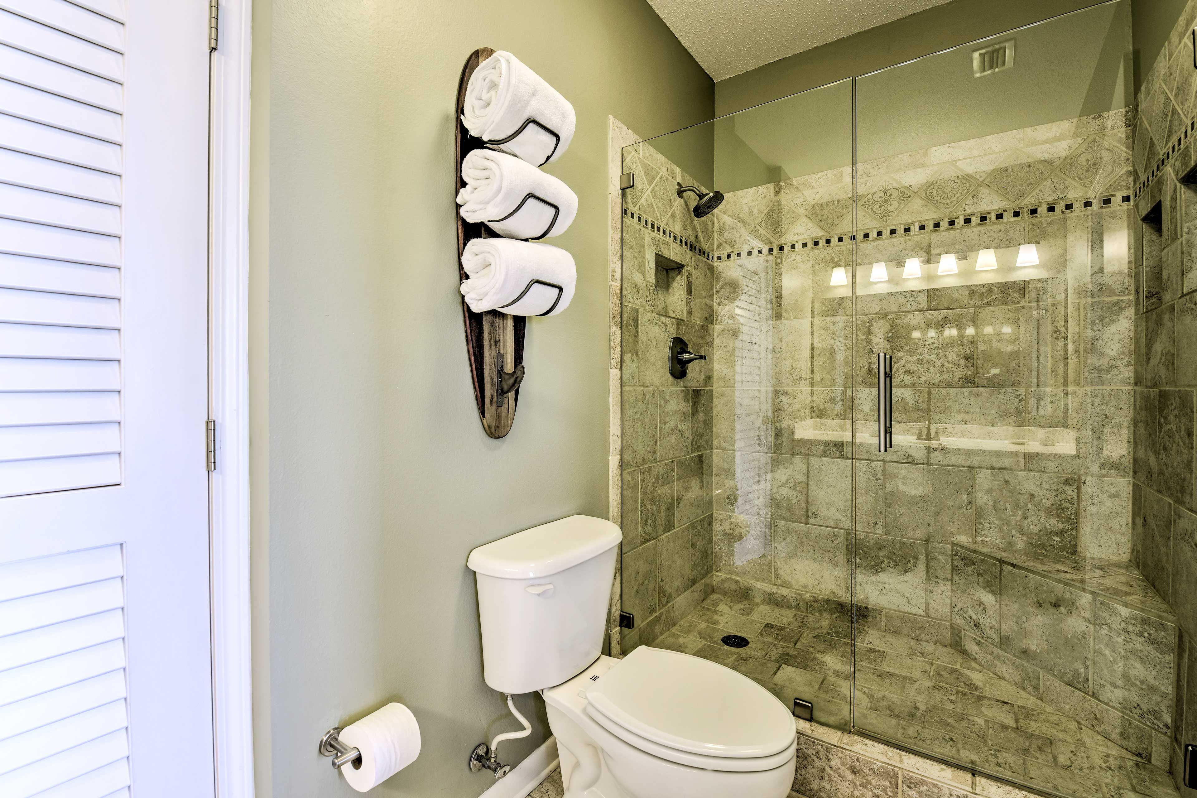 Full Bathroom | Towels Provided | Hair Dryer