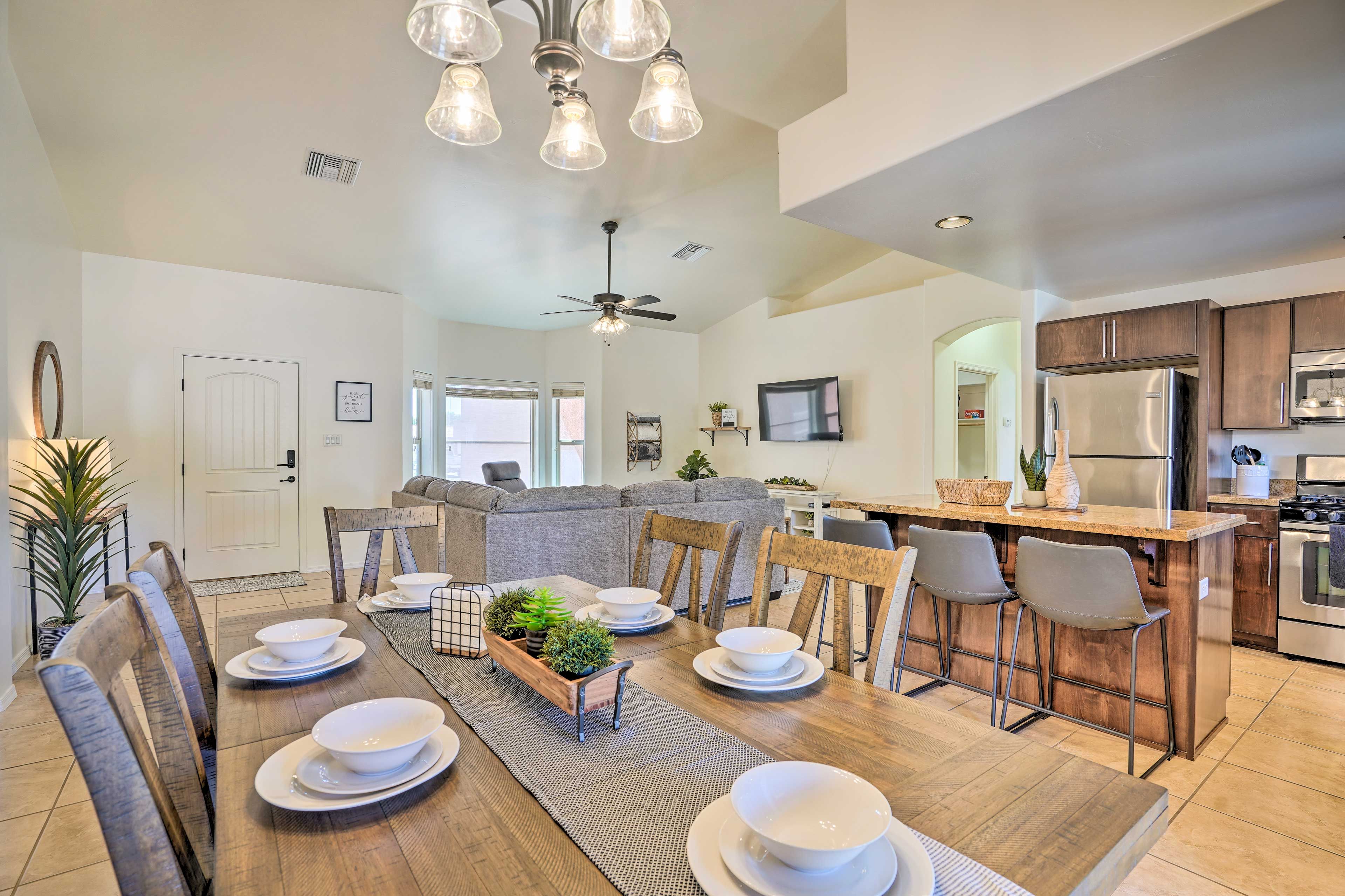 Dining Area | Dishware & Flatware Provided | Breakfast Bar