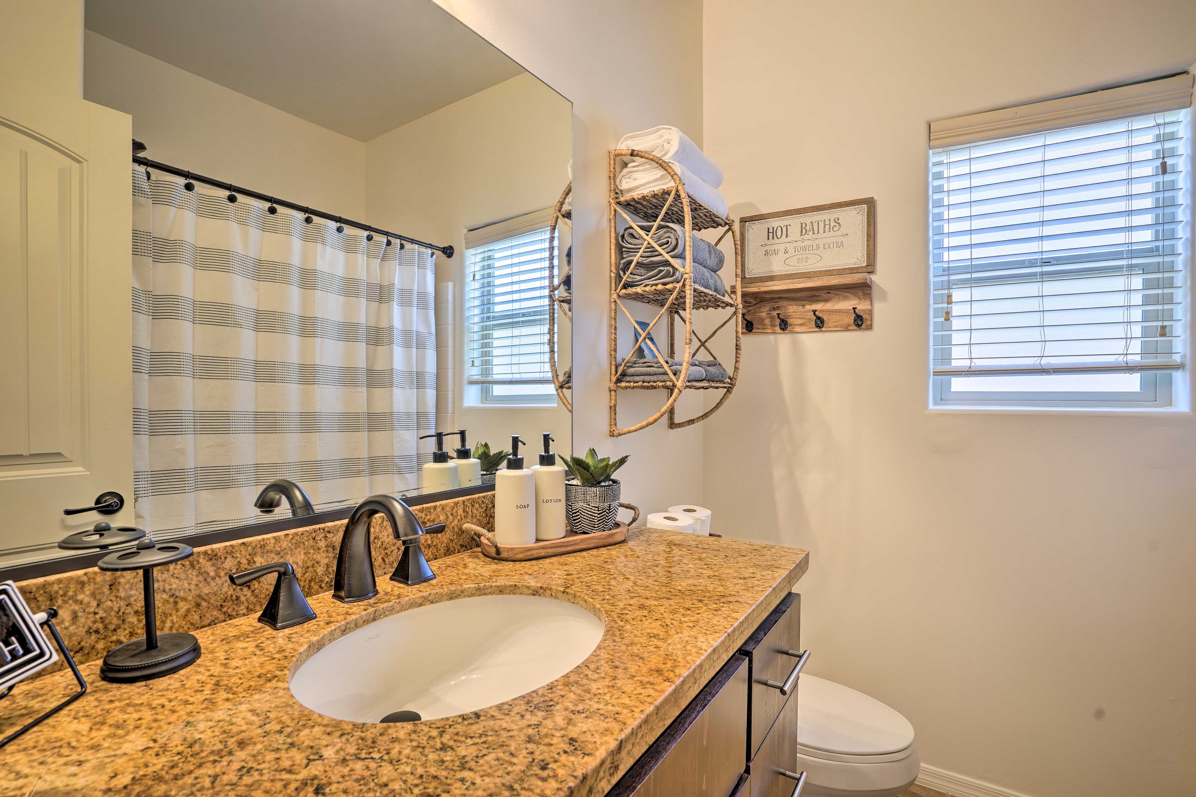 Full Bathroom | Towels Provided | Shower/Tub Combo