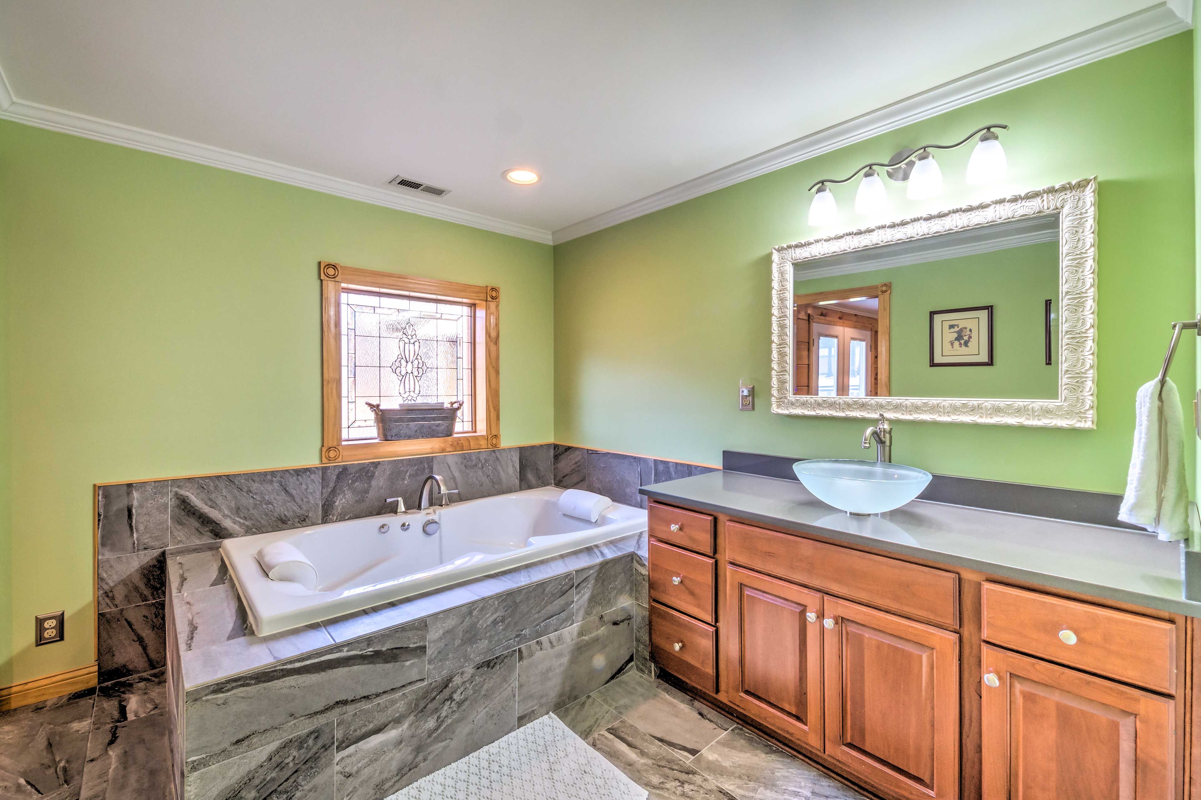 En-Suite Bathroom | Jetted Tub | Towels Provided | Complimentary Toiletries