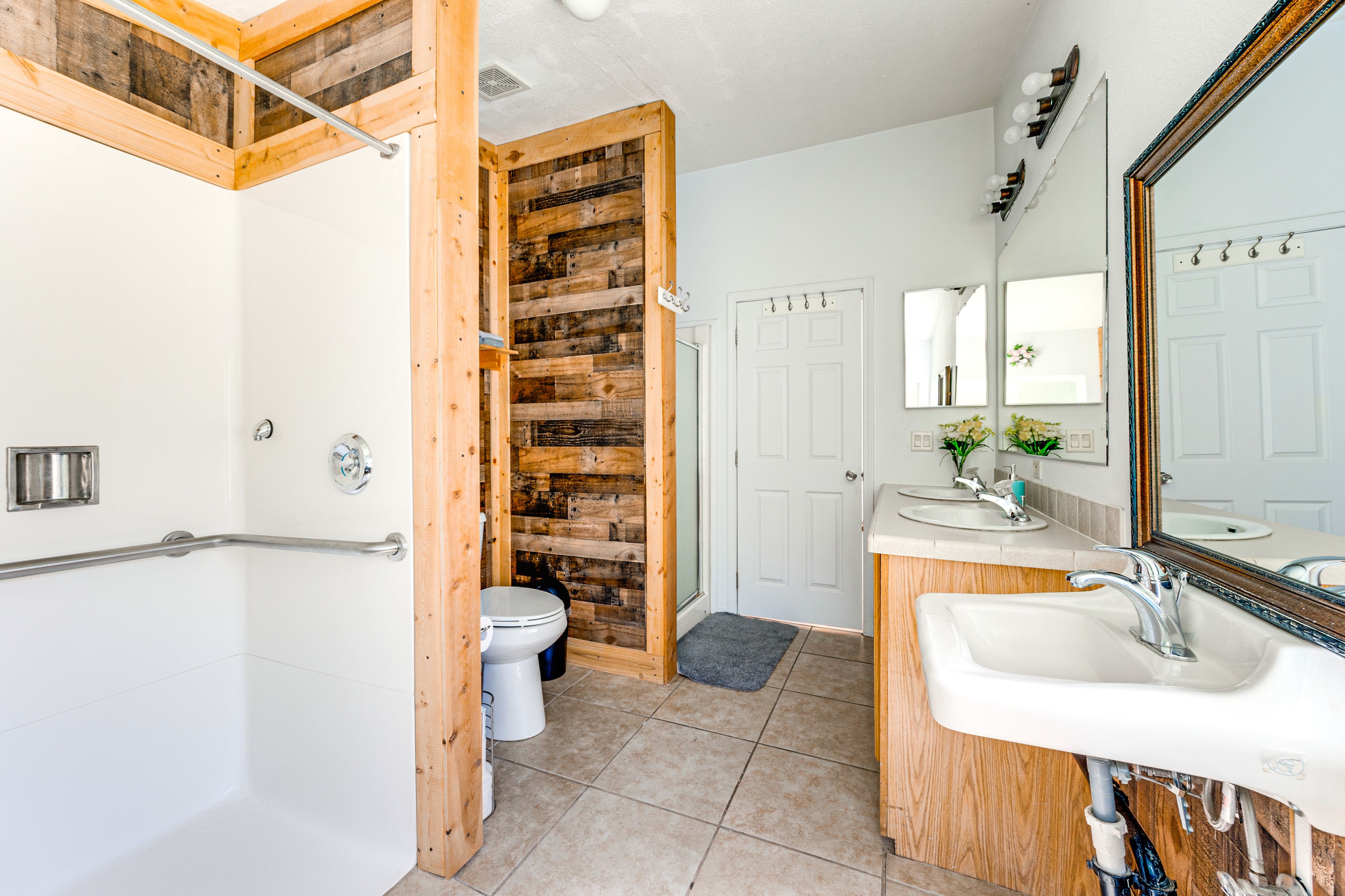 En-Suite Bathroom | Towels Provided