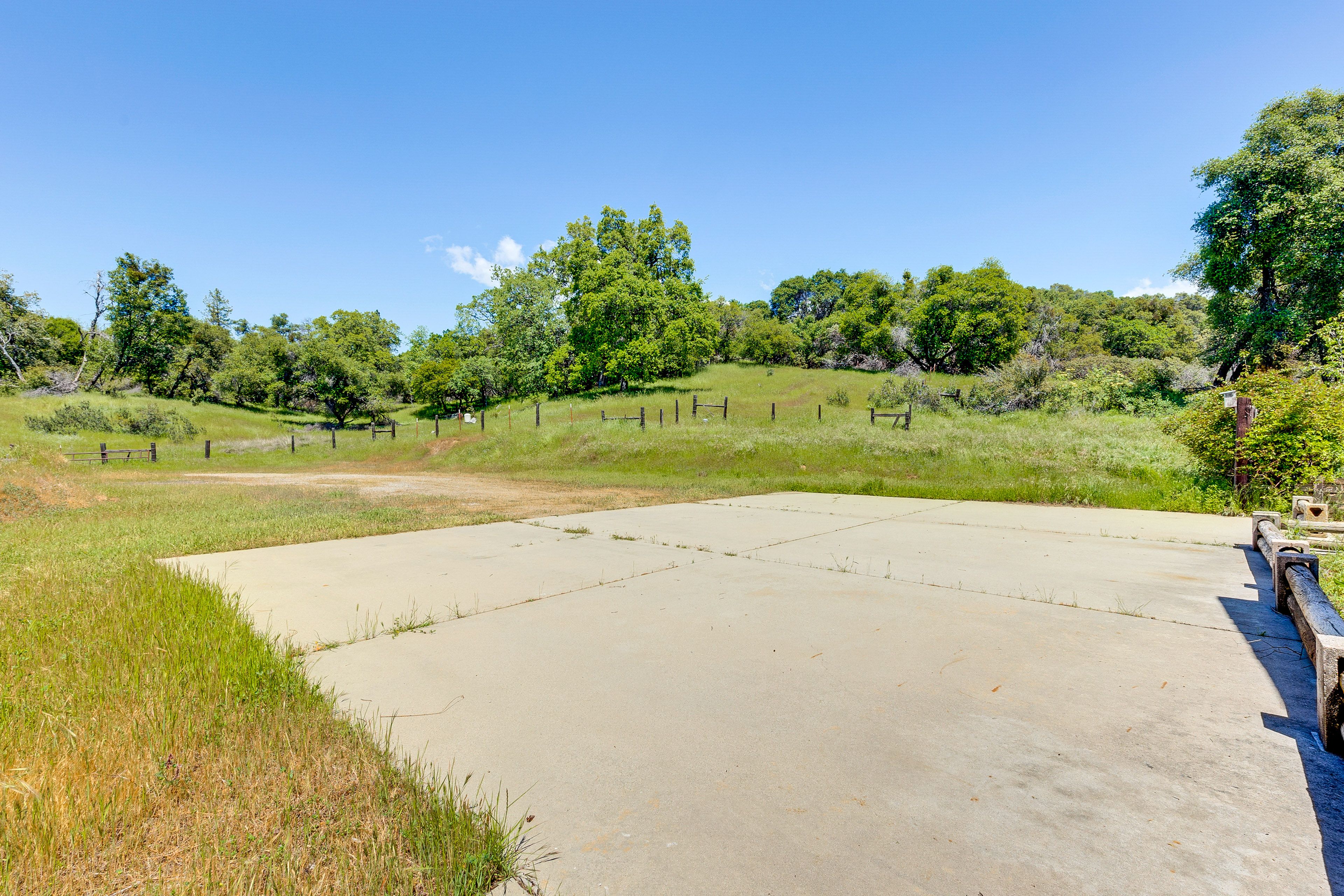 Parking | Driveway (3 Vehicles) | RV Parking Allowed