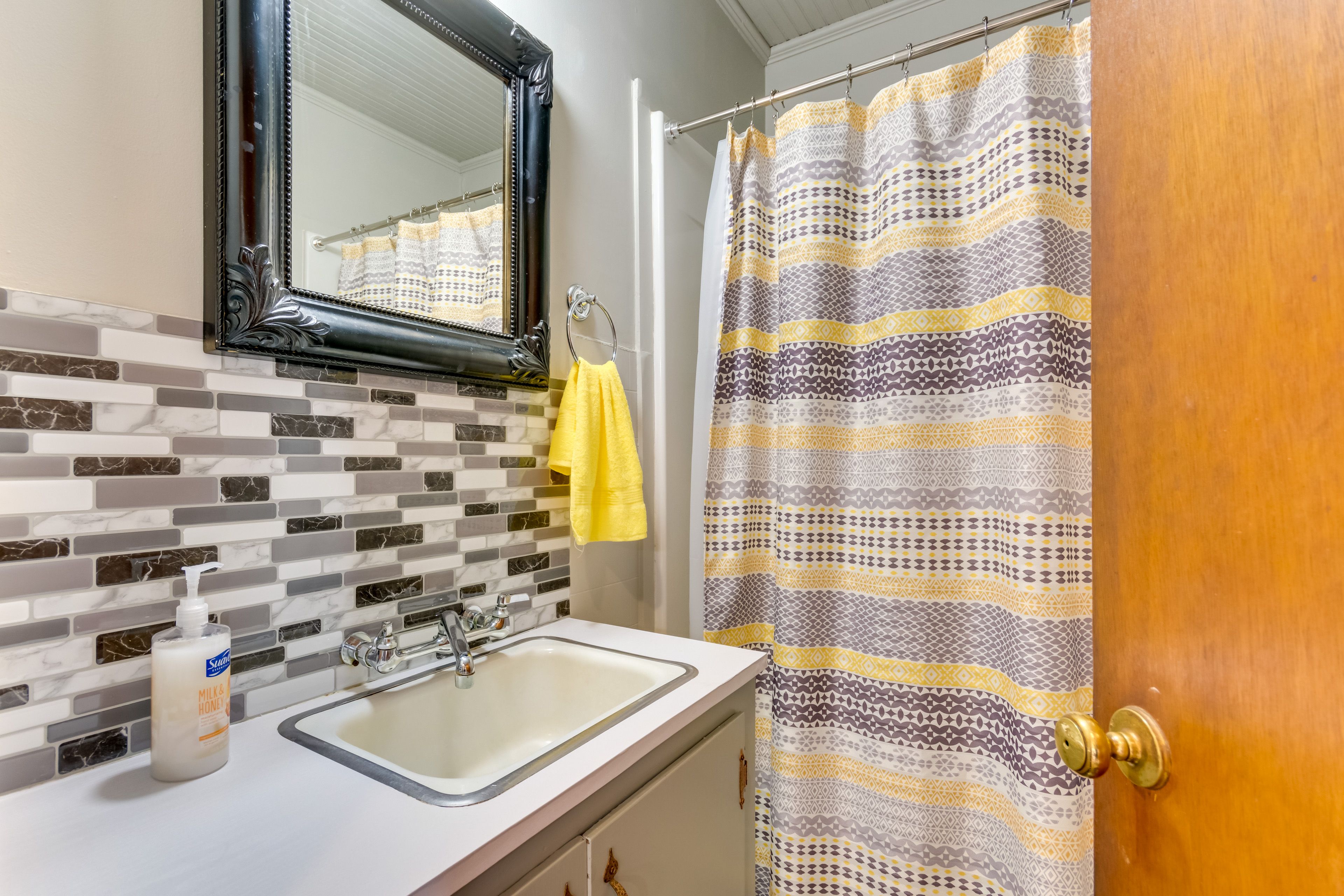 Full Bathroom | Complimentary Toiletries | Towels Provided