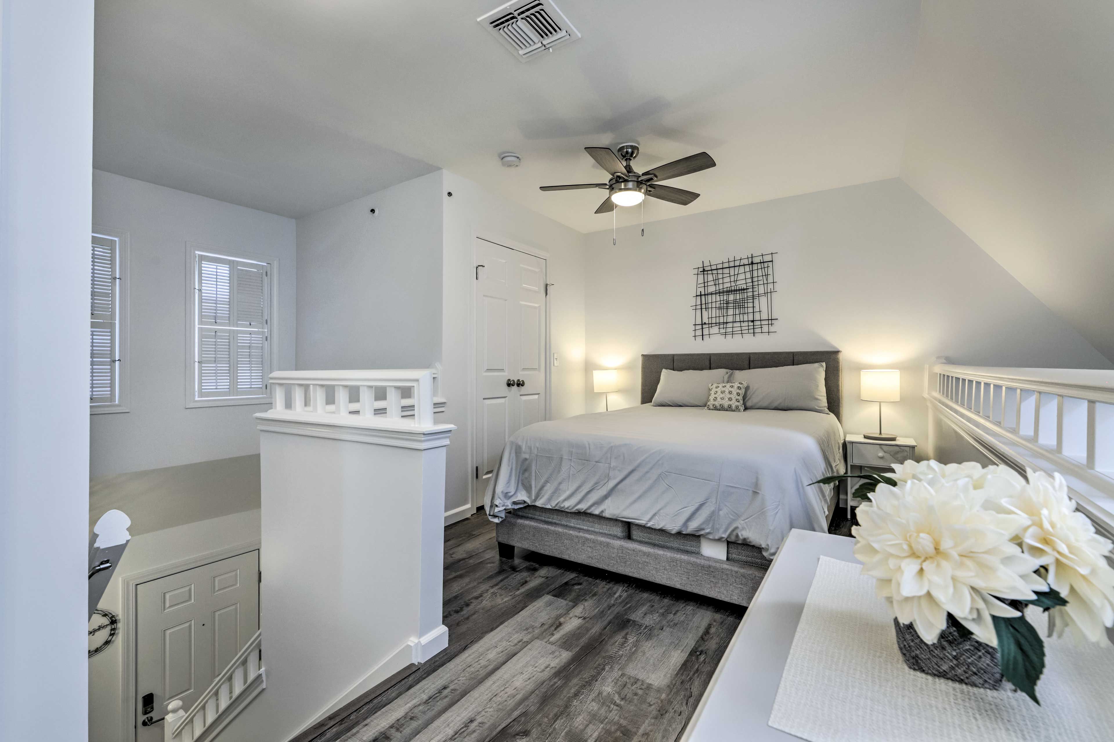 Bedroom (Loft) | Queen Bed