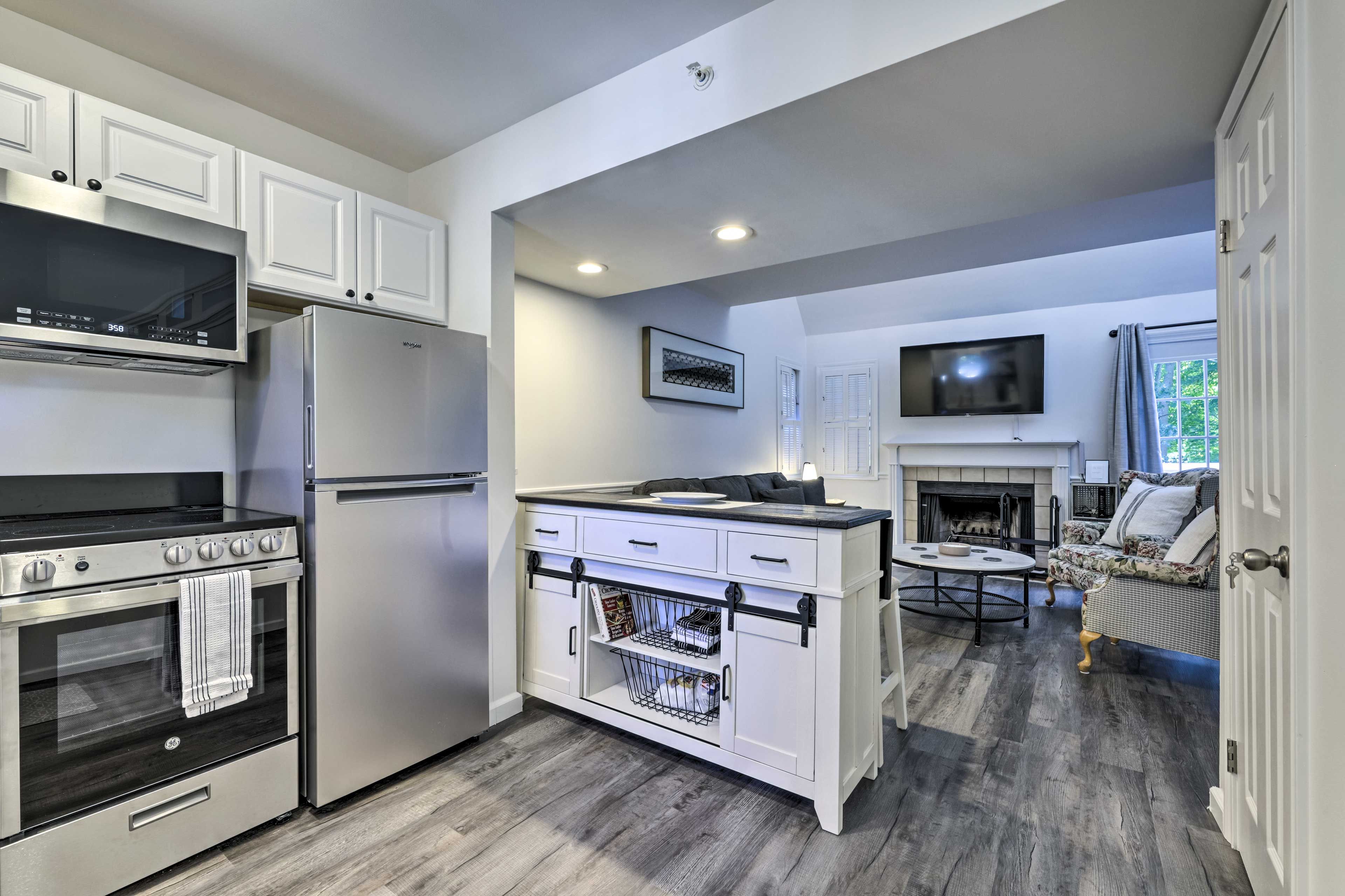 Full Kitchen | Electric Range | Fridge | Microwave | Dishwasher