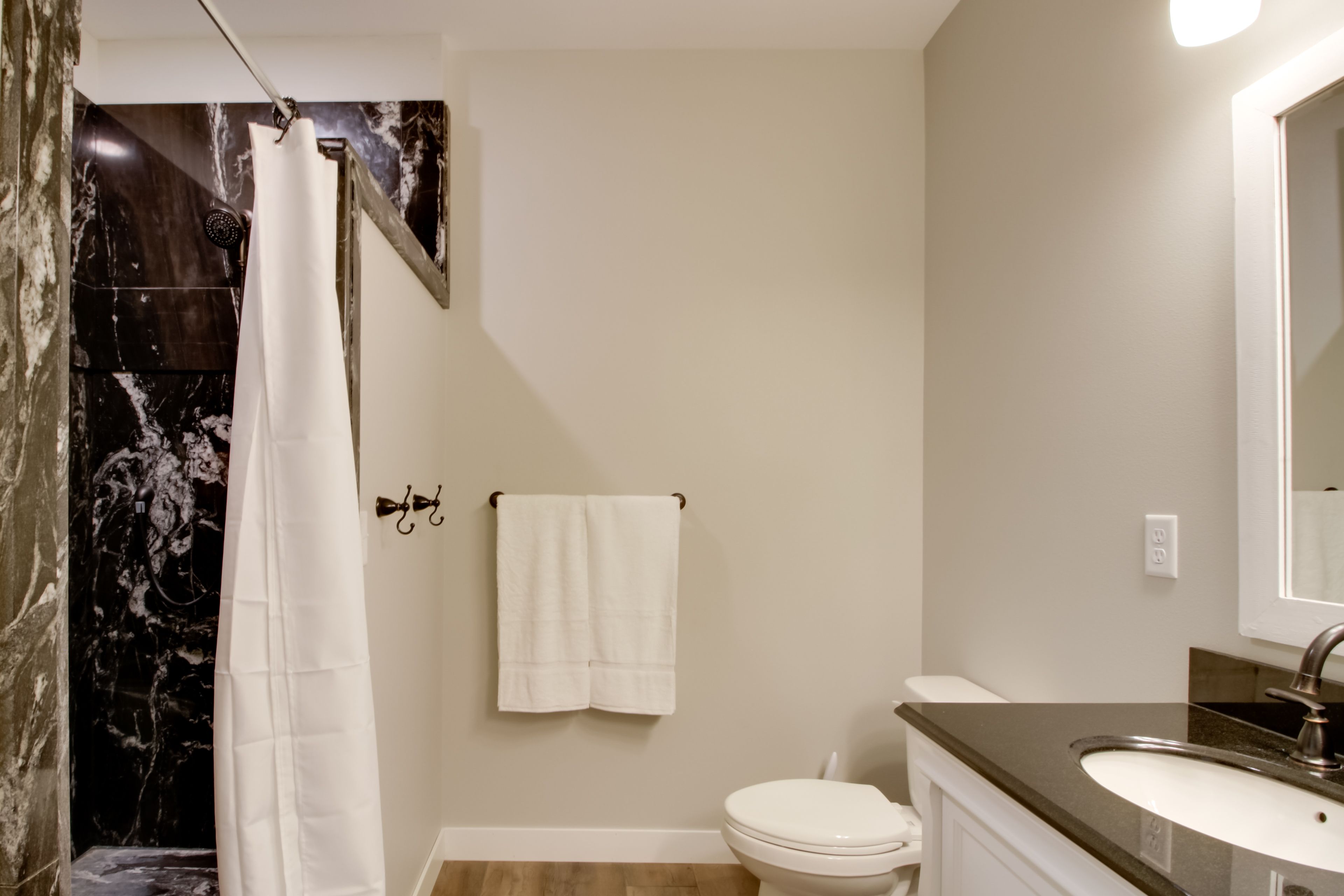 Full Bathroom | Towels Provided