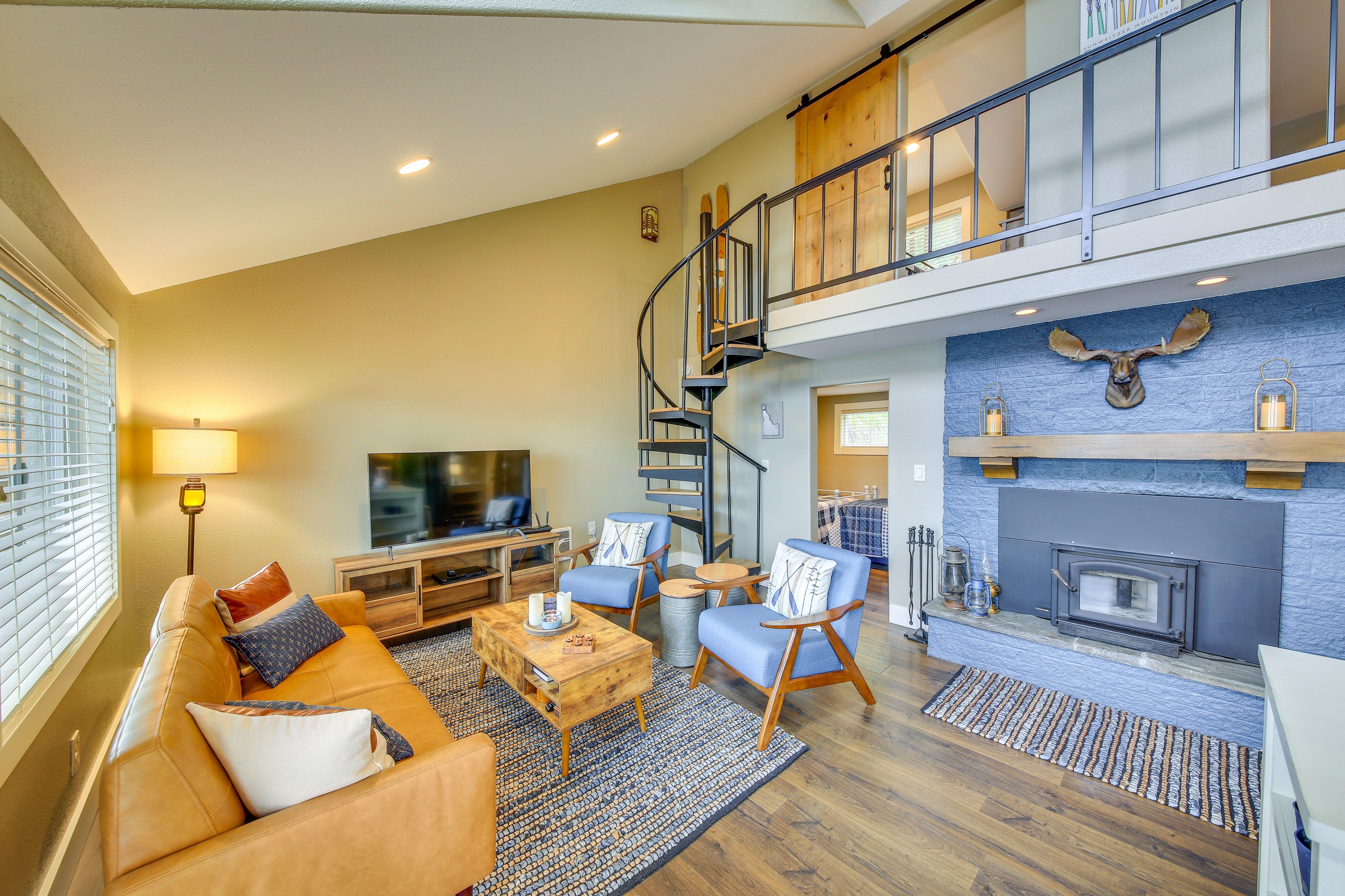 Living Area | Fireplace