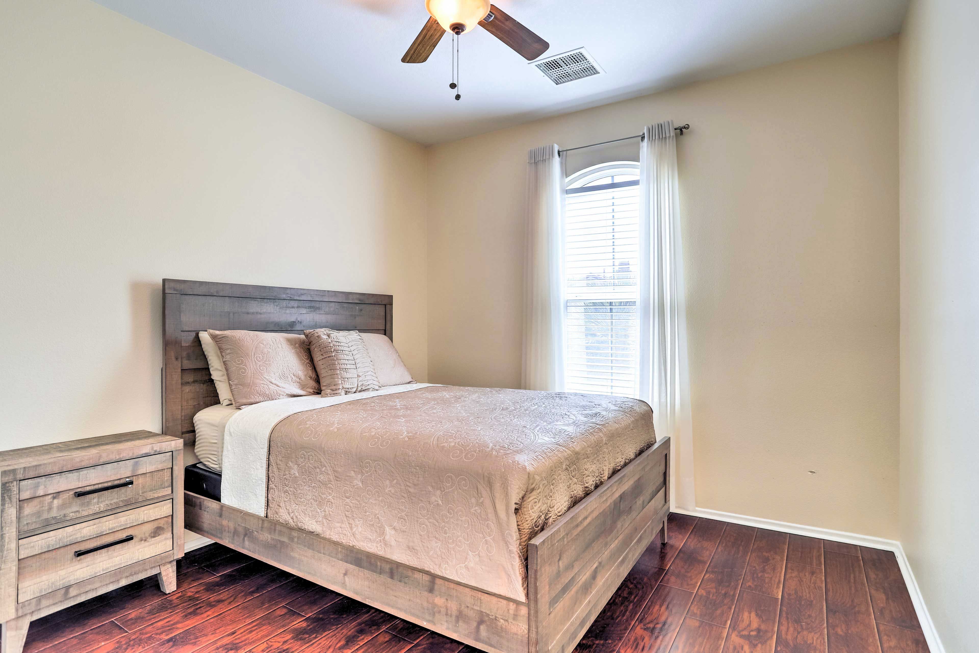 Bedroom 5 | Queen Bed | 1st Floor