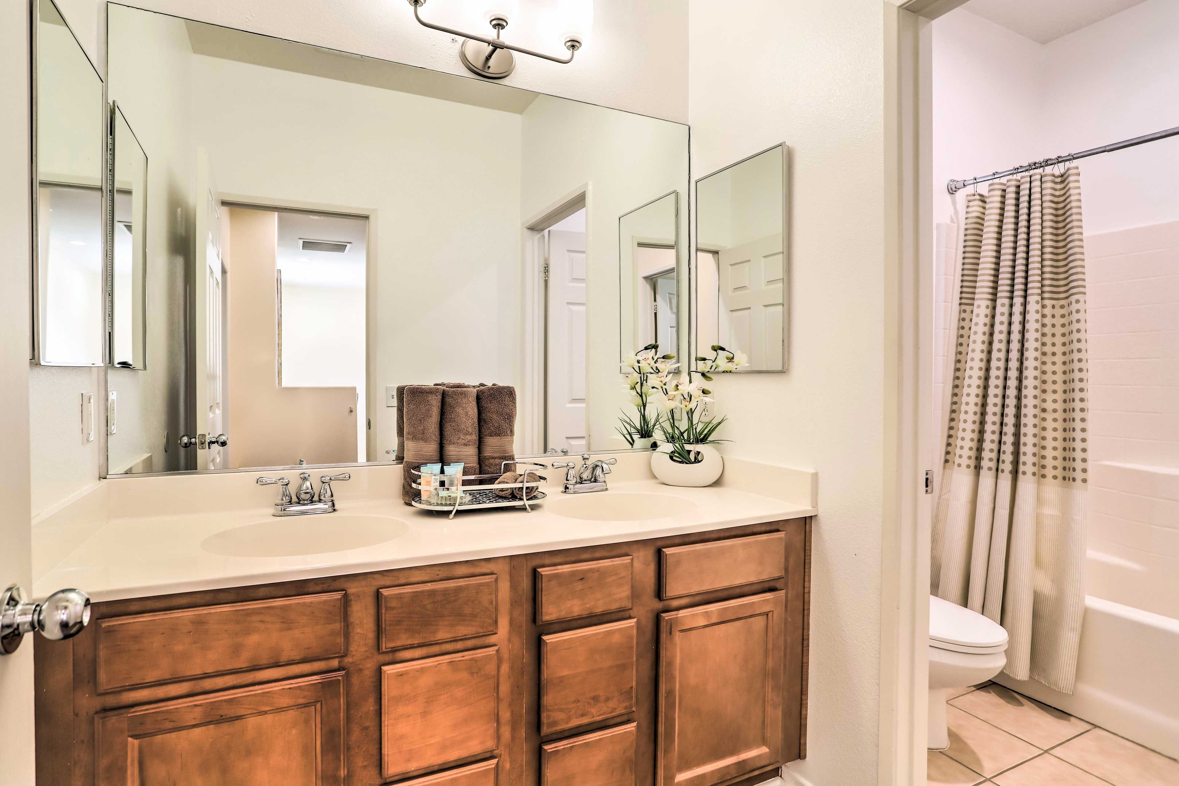 Full Bathroom | Towels Provided