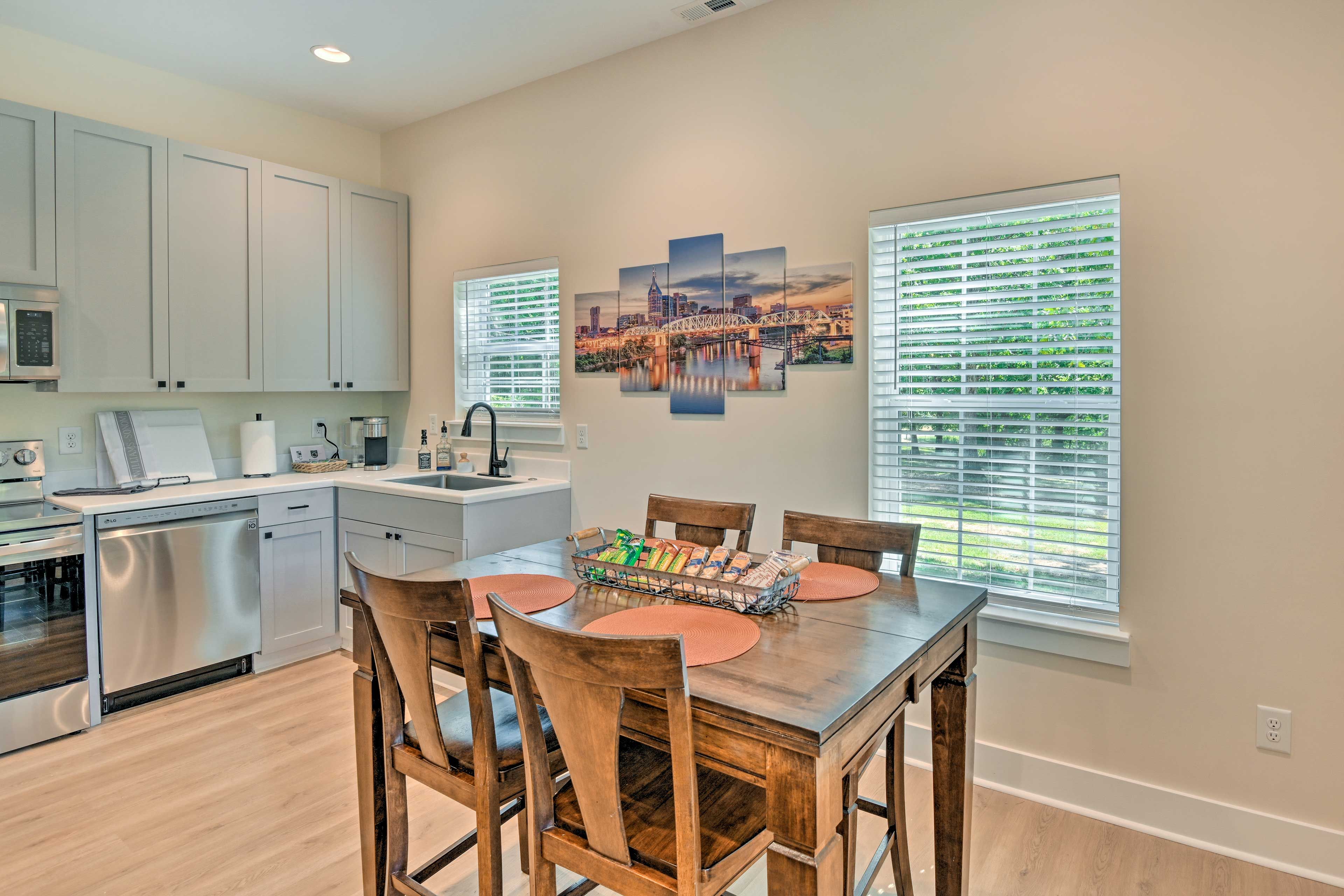 Full Kitchen | Dining Area | Cooking Basics | Free WiFi