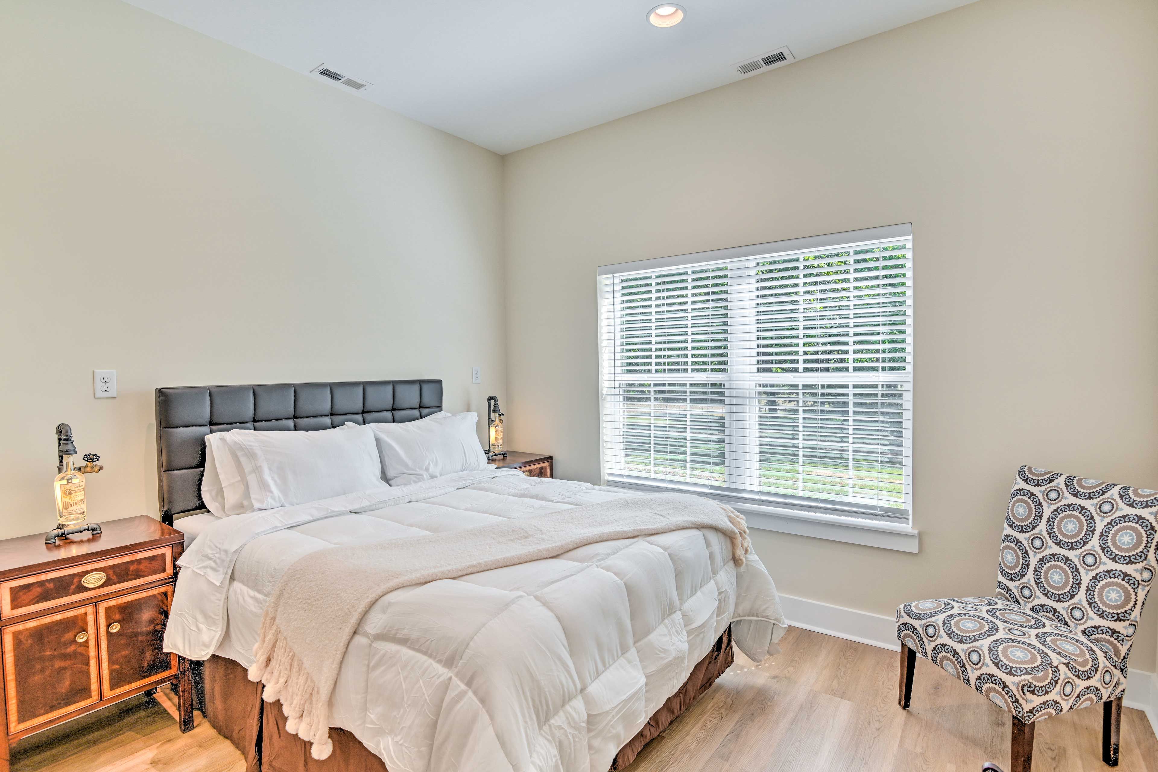 Bedroom | Queen Bed | En-Suite Bathroom | Linens Provided