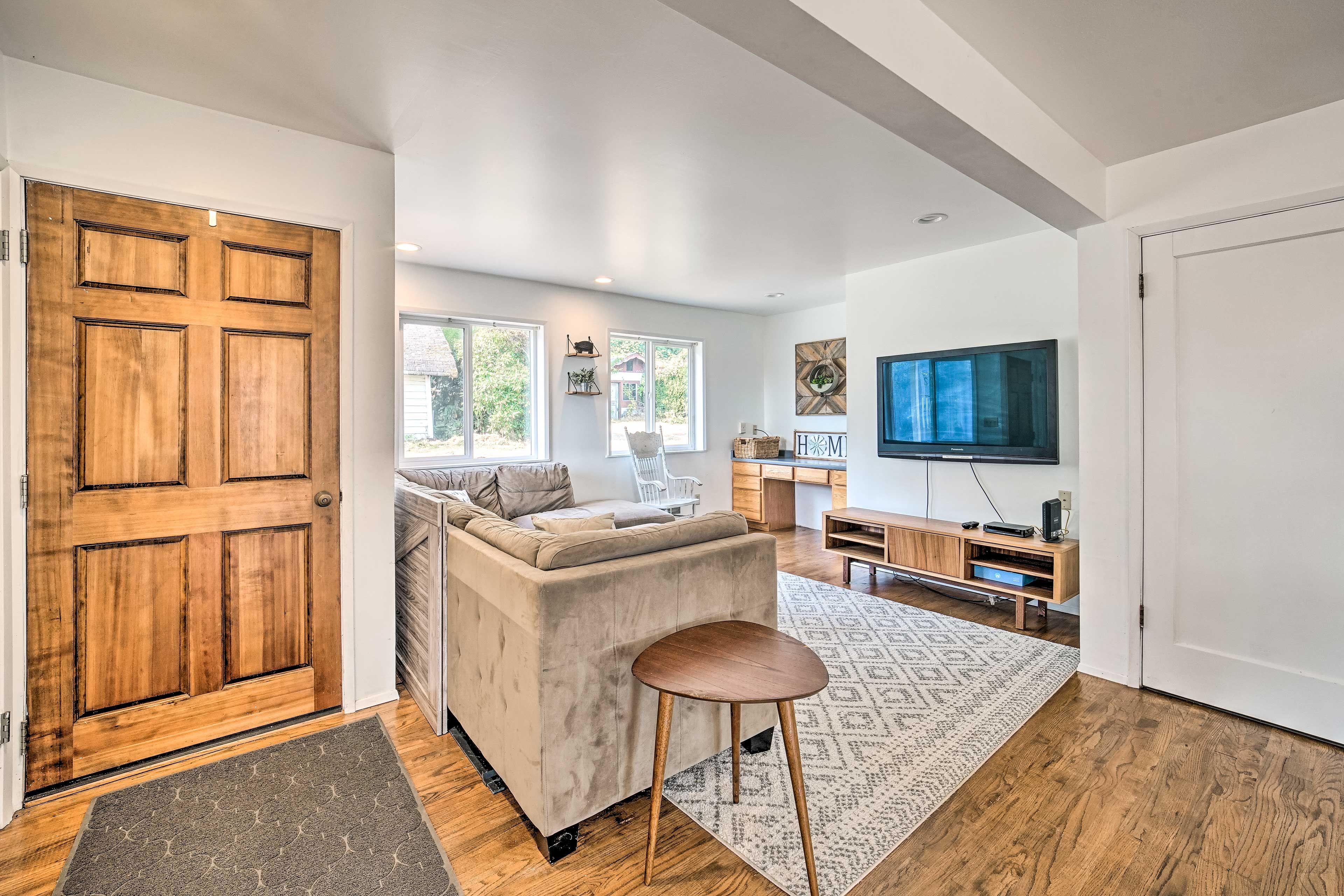 Living Room | Central Heating | Window A/C Units | Smart TV