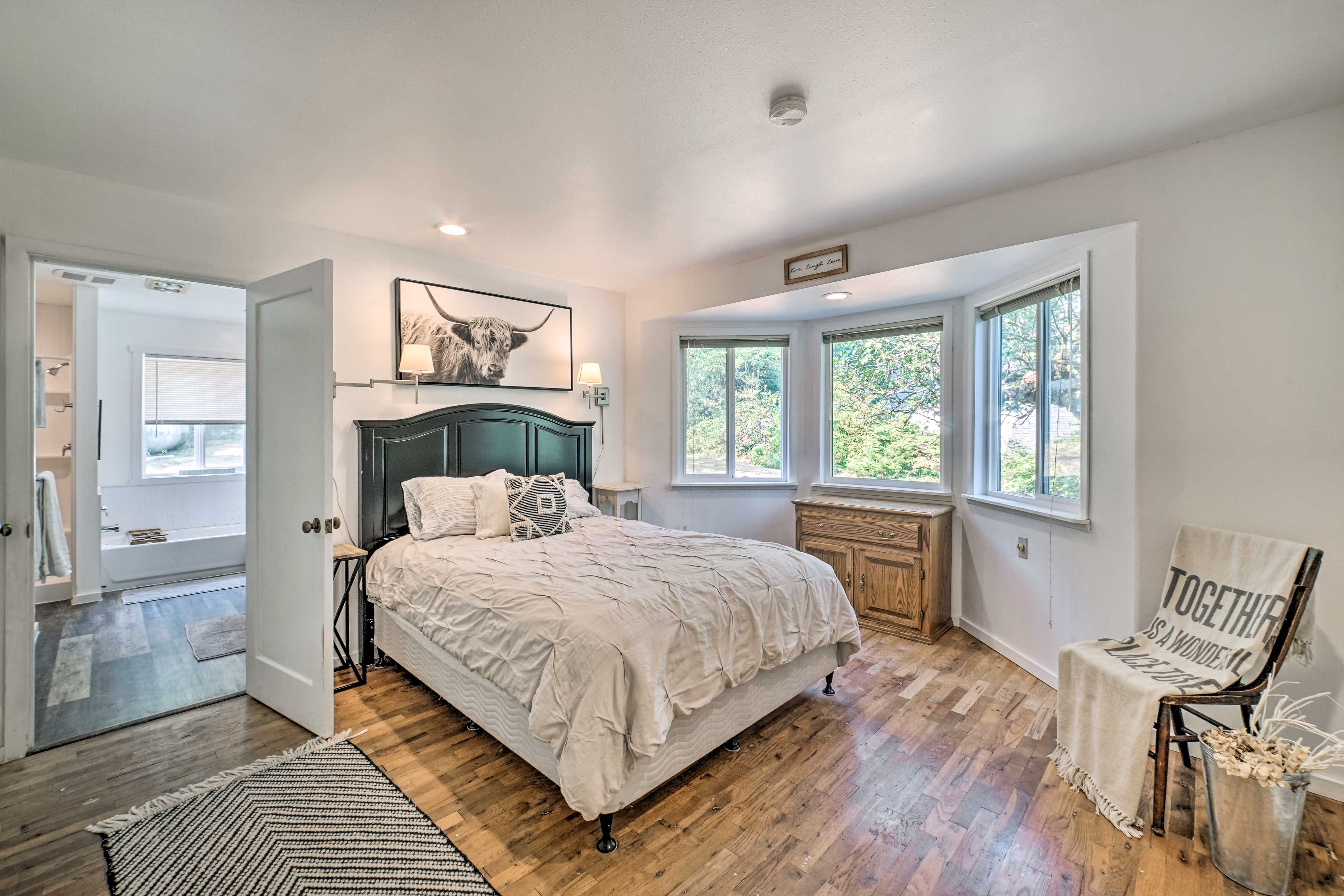 Bedroom 1 | Queen Bed | En-Suite Bathroom