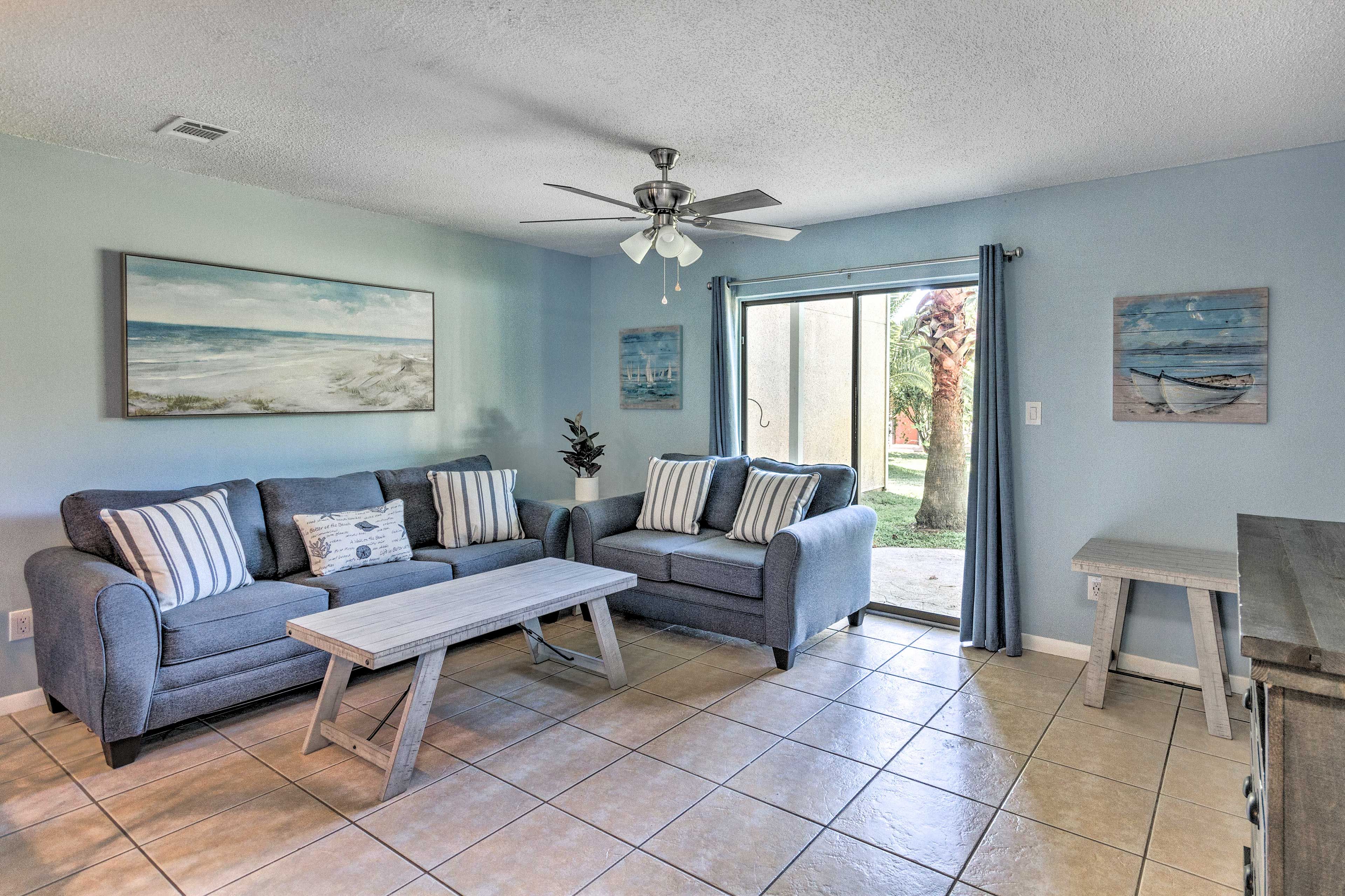 Living Room | 1st Floor | Sleeper Sofa | Smart TV | Free WiFi