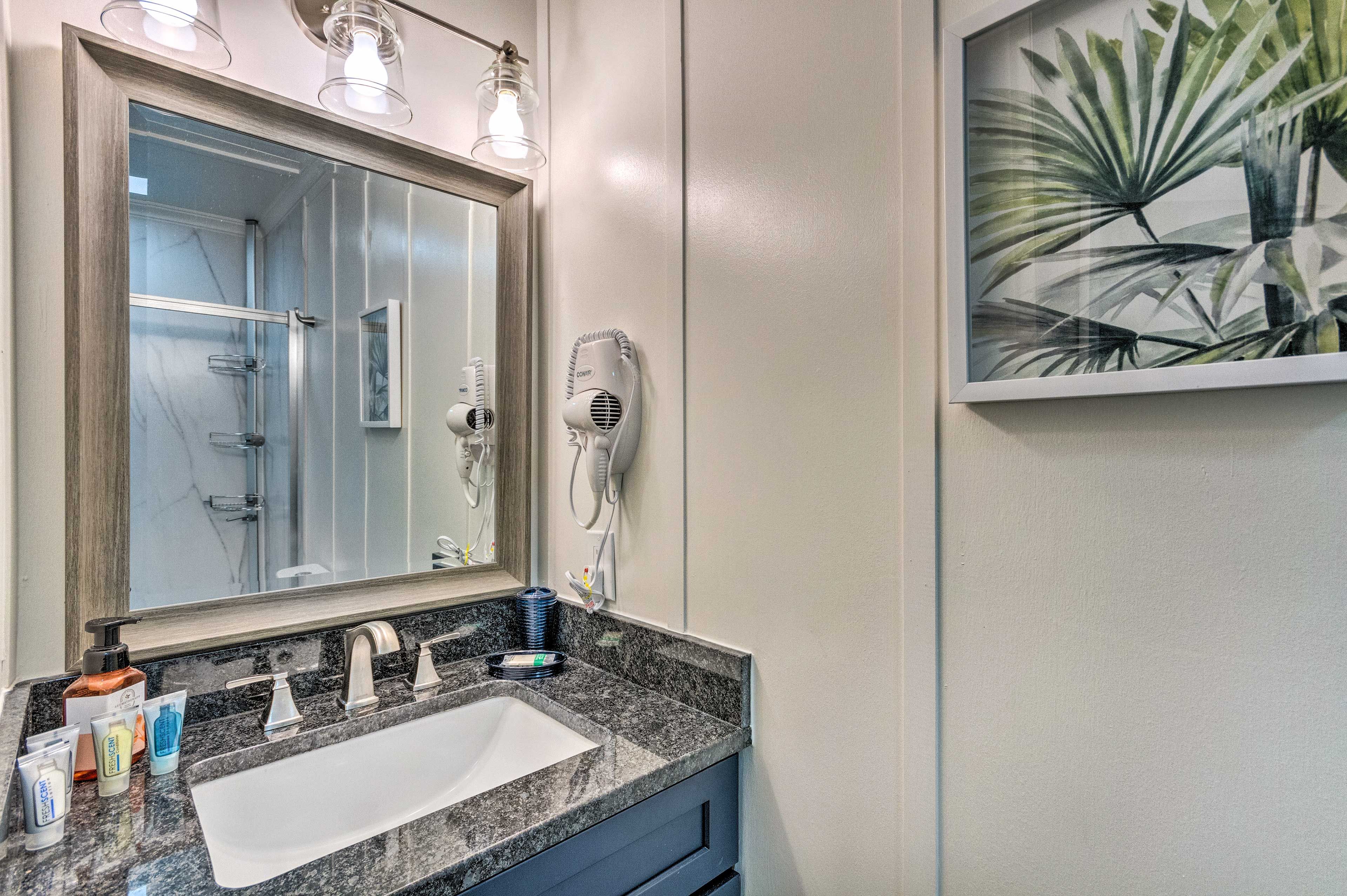 Full Bathroom | 2nd Floor | Complimentary Toiletries | Towels Provided