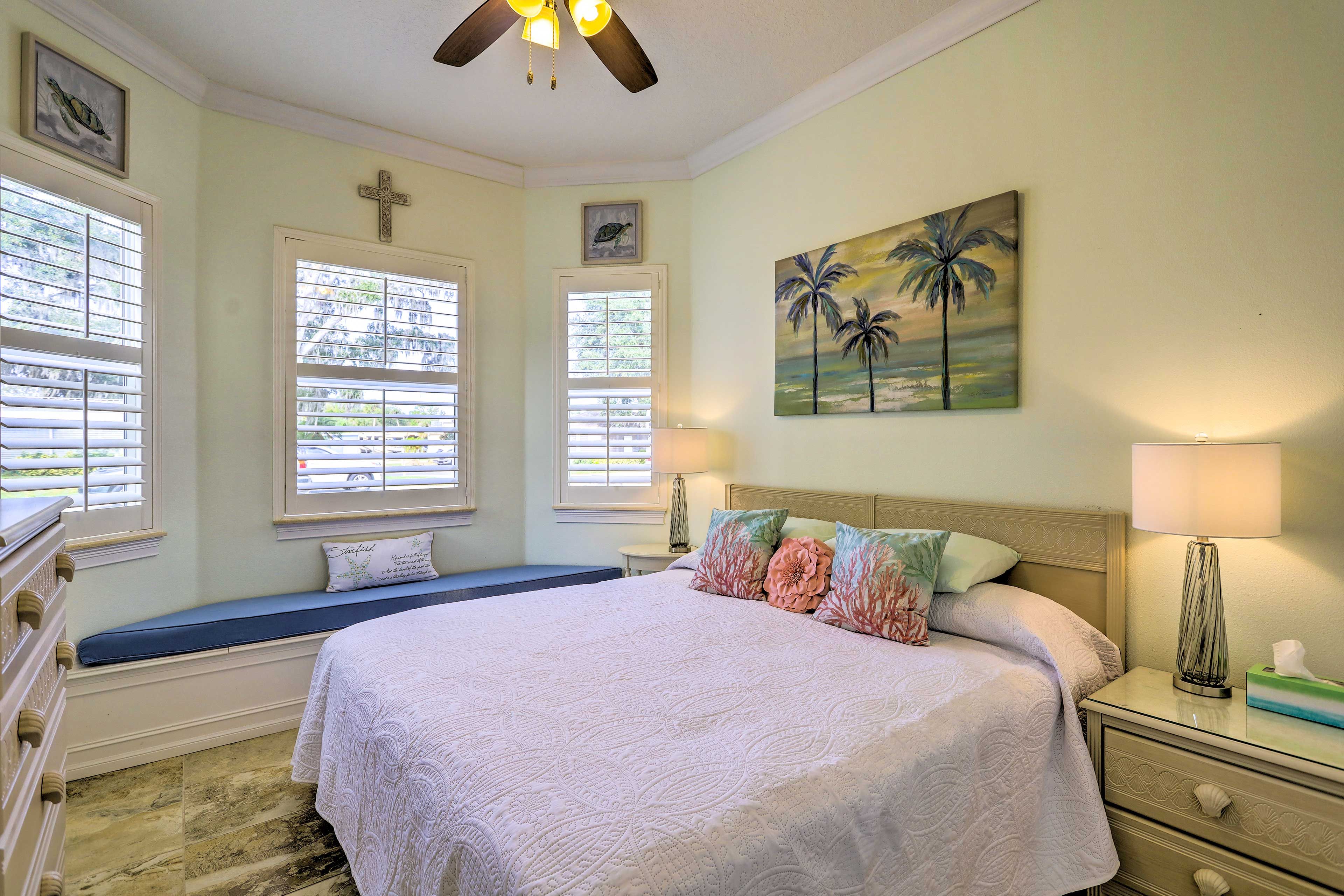 Bedroom | King Bed | Linens Provided