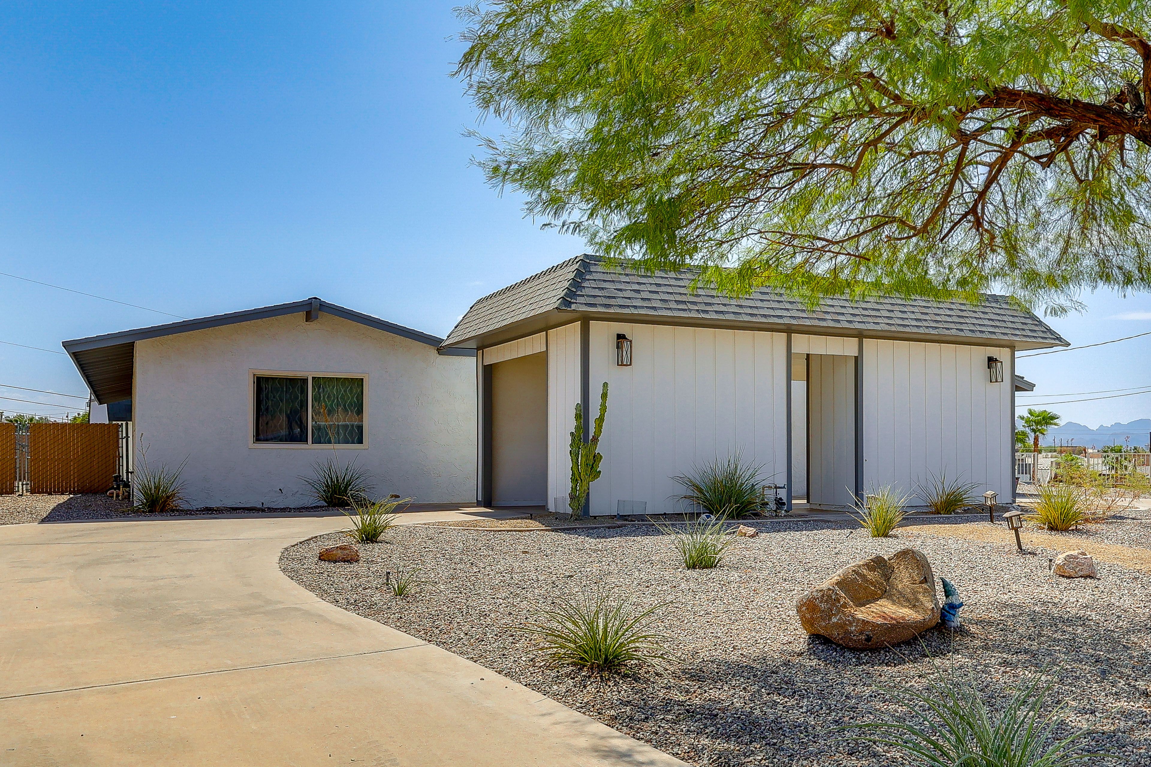 Parking | Driveway (5 Vehicles) | Carport (1 Vehicle)