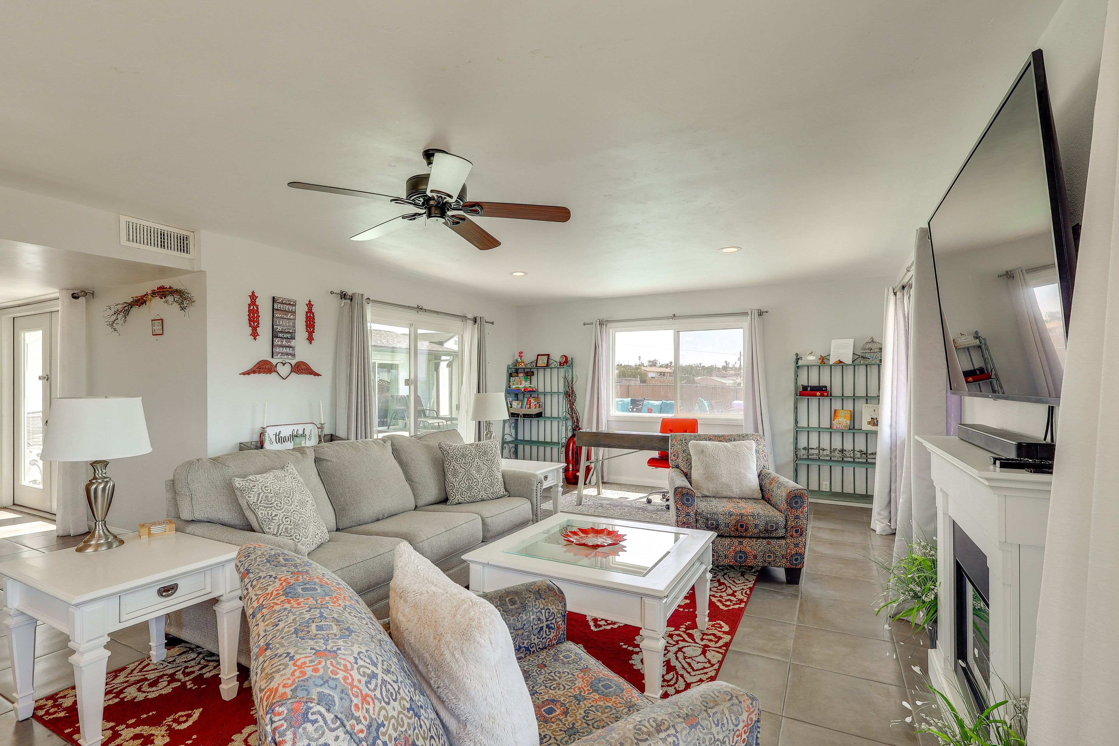 Living Room | Free WiFi | Smart TV | Fireplace | Central A/C