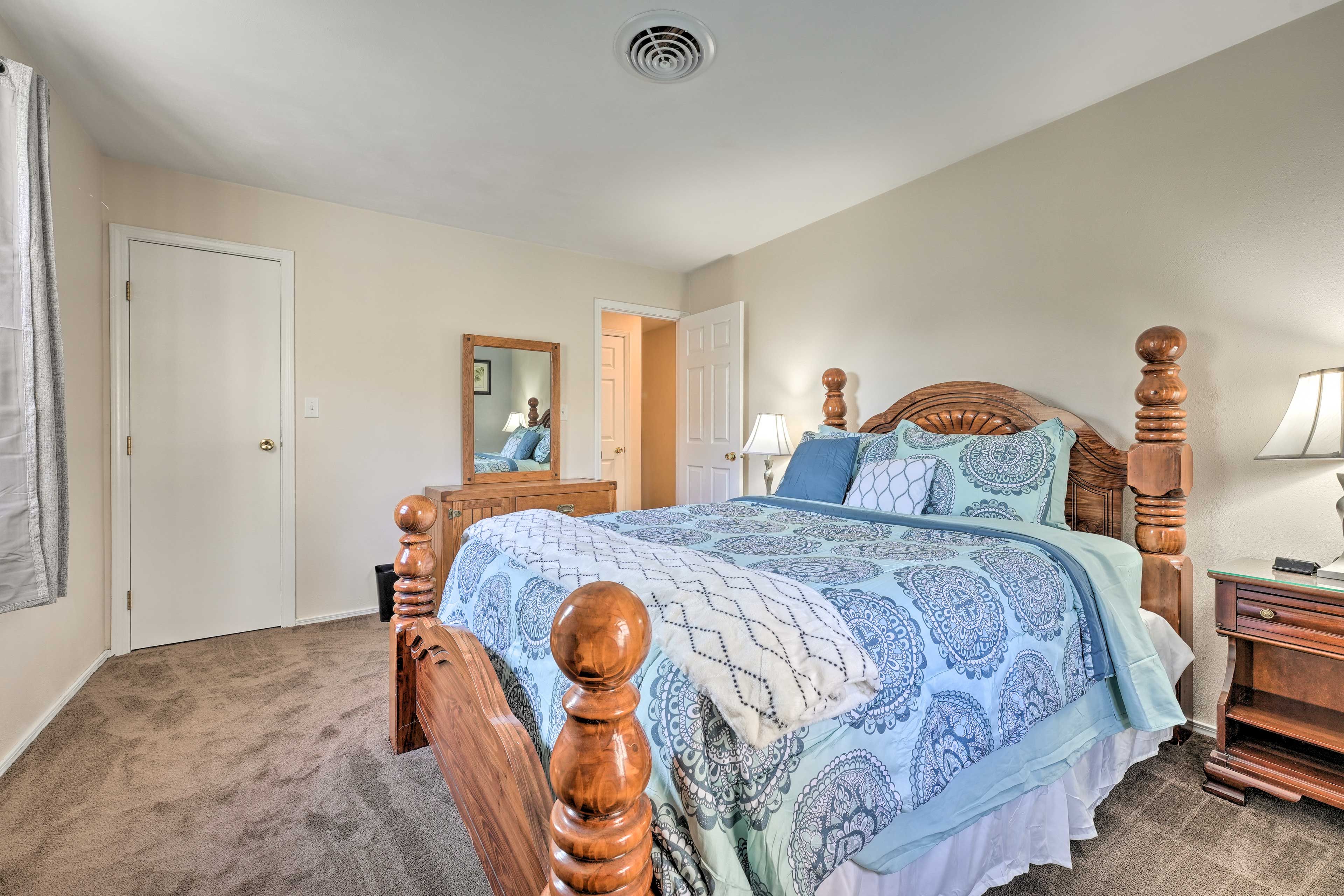 Bedroom 1 | Queen Bed | Linens & Towels | Smart TV