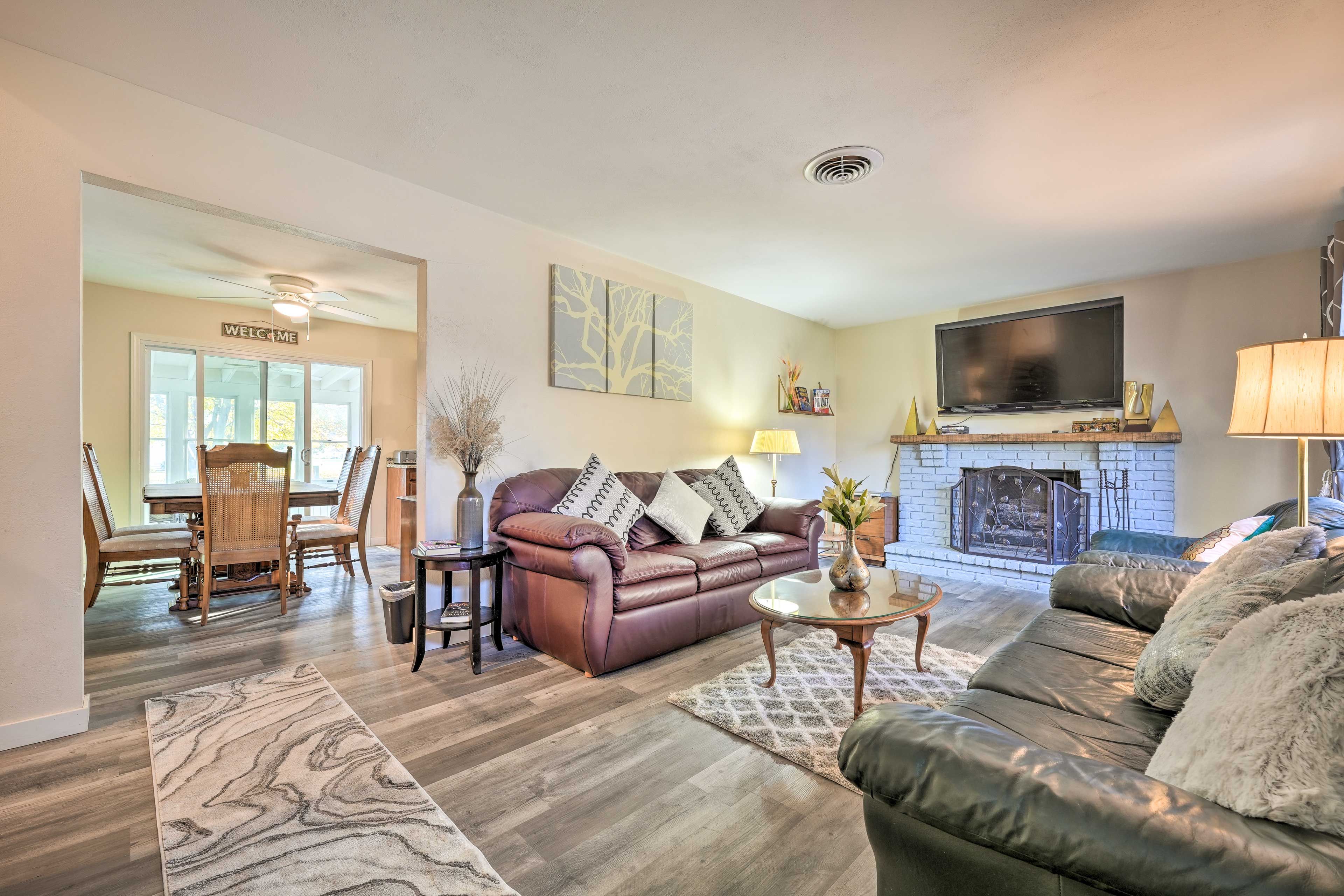 Family Room | Free WiFi | Central A/C | Fireplace | DVD Player