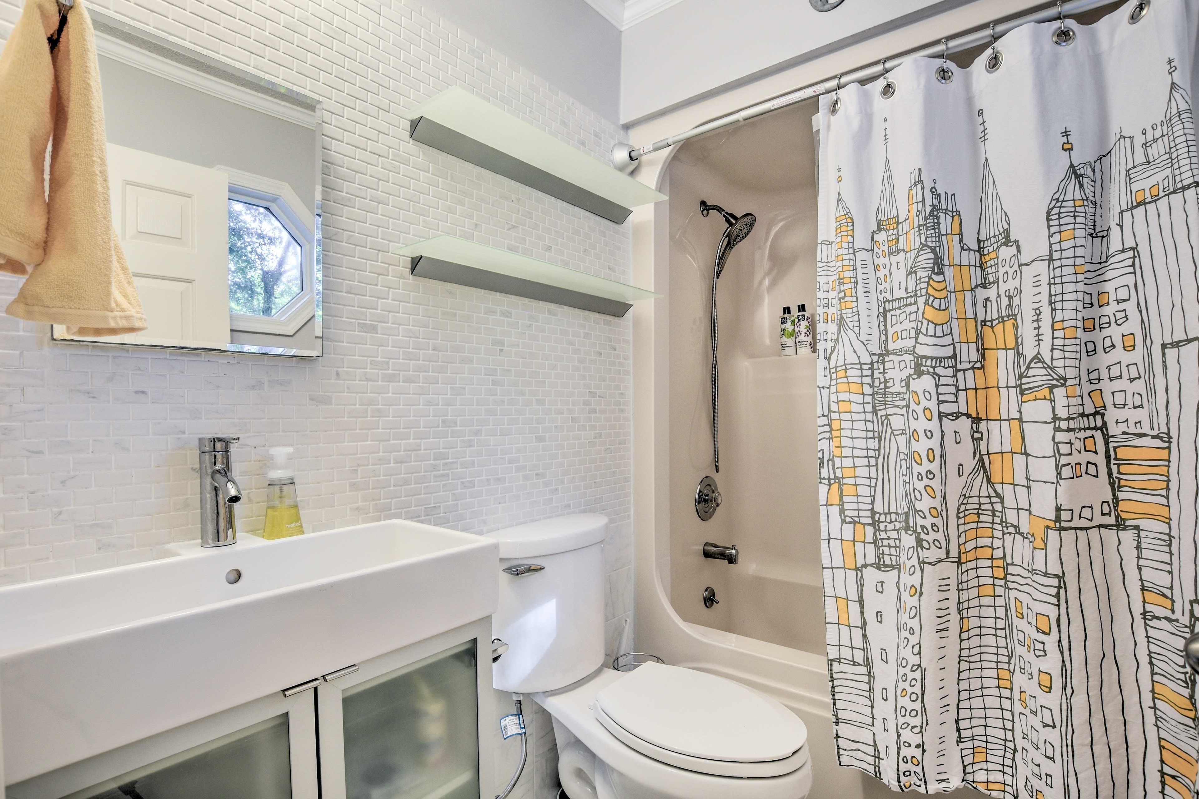 Full Bathroom | Shower/Tub Combo | Towels Provided