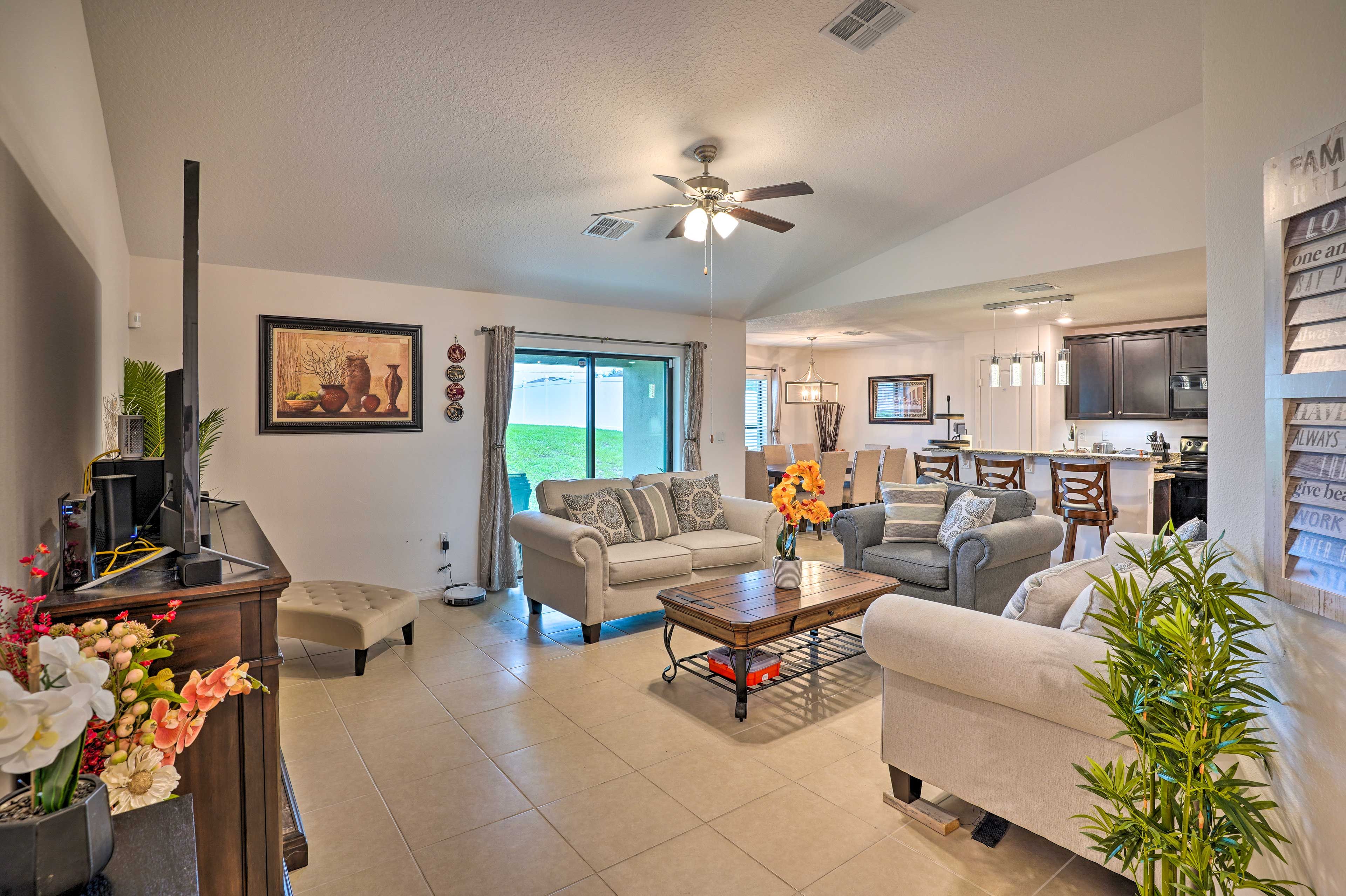 Living Room | Free WiFi | Smart TV | Central A/C & Heat
