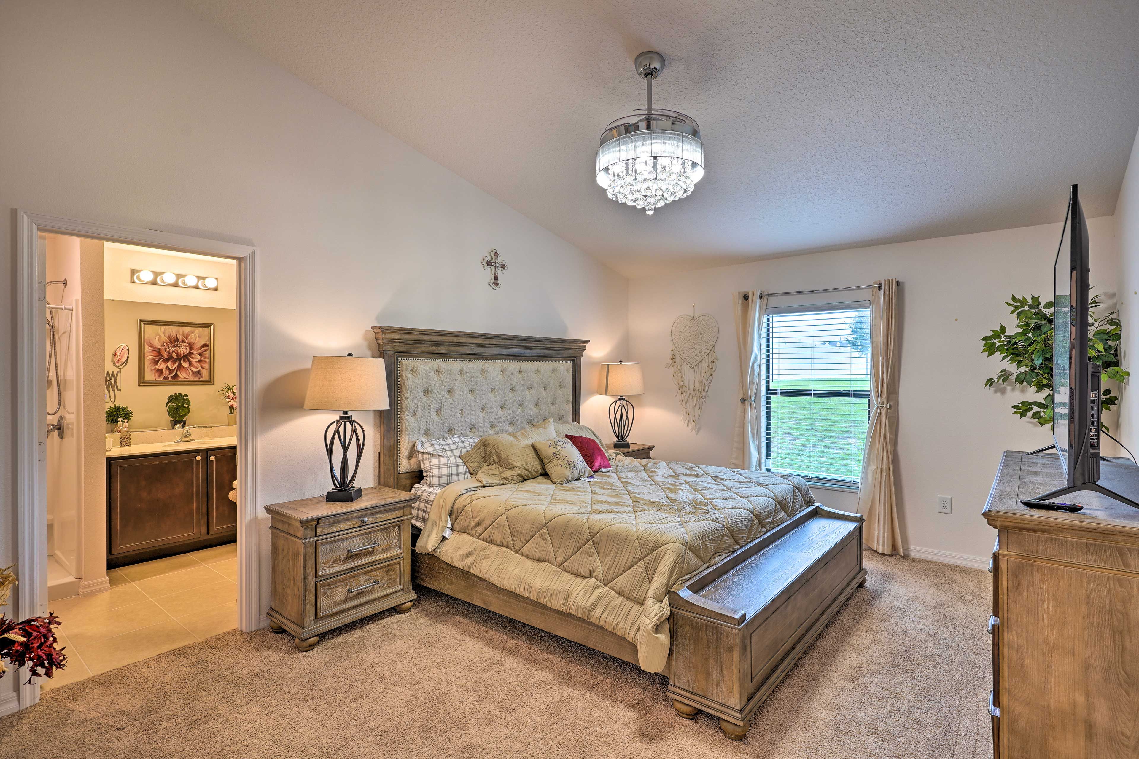 Bedroom Suite | King Bed | Smart TV | En-Suite Bathroom