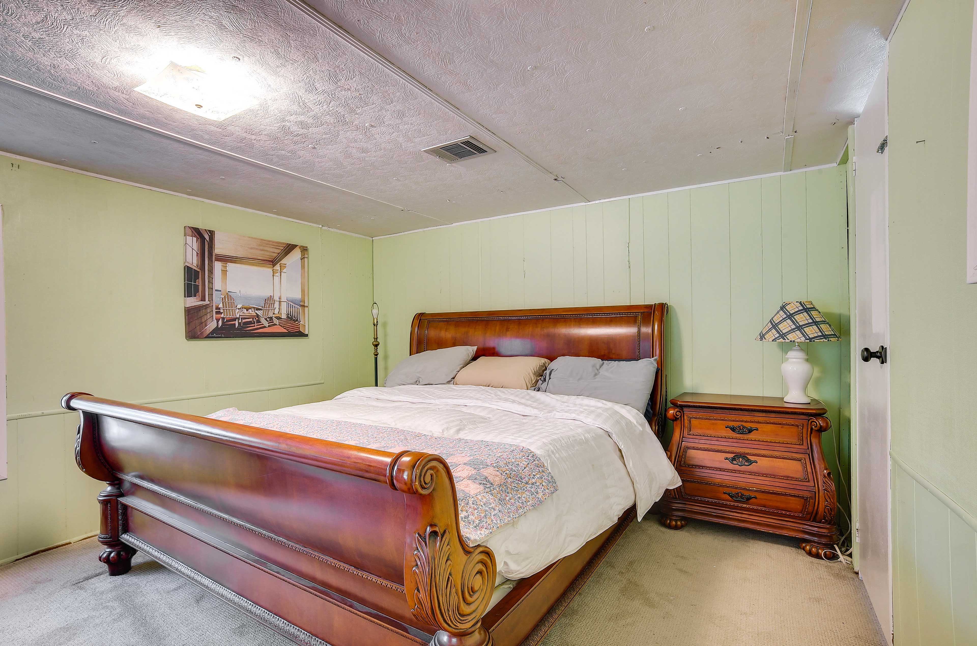 Bedroom 1 | King Bed | Linens & Towels | Smart TV | Full En-Suite Bathroom