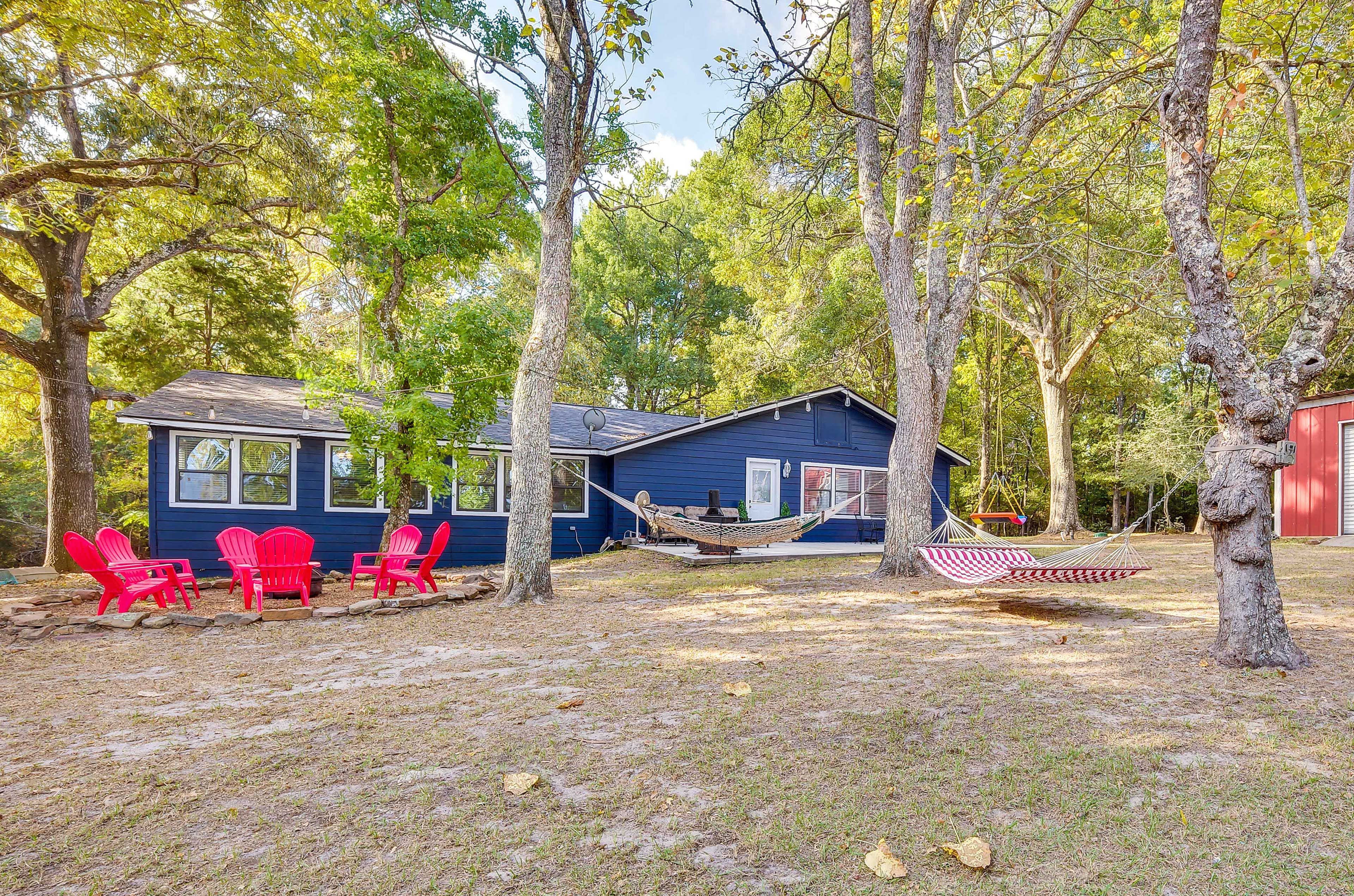 Waterfront Backyard | Fire Pit | 2 Hammocks | Kids' Swing