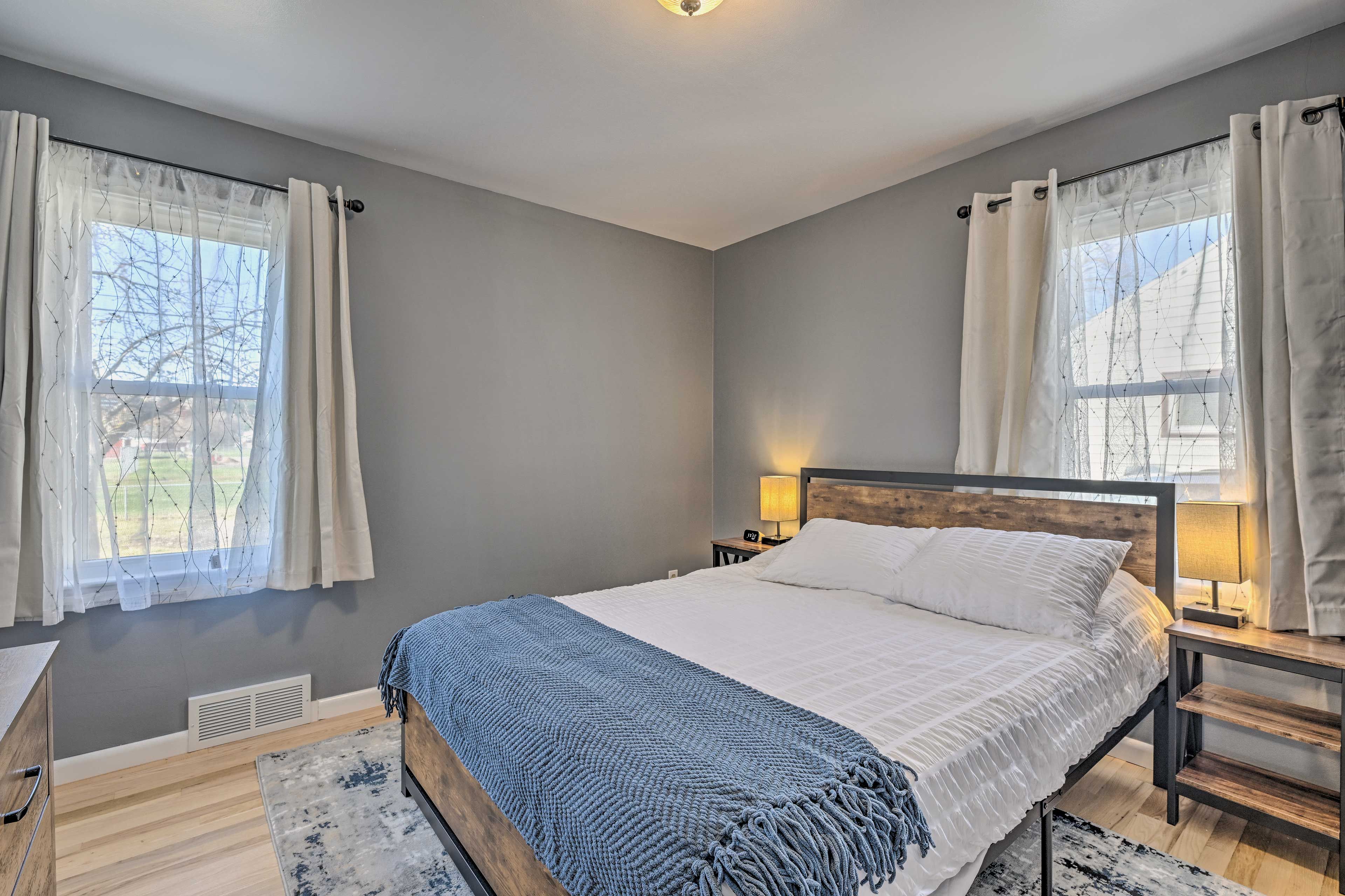 Bedroom 2 | Queen Bed