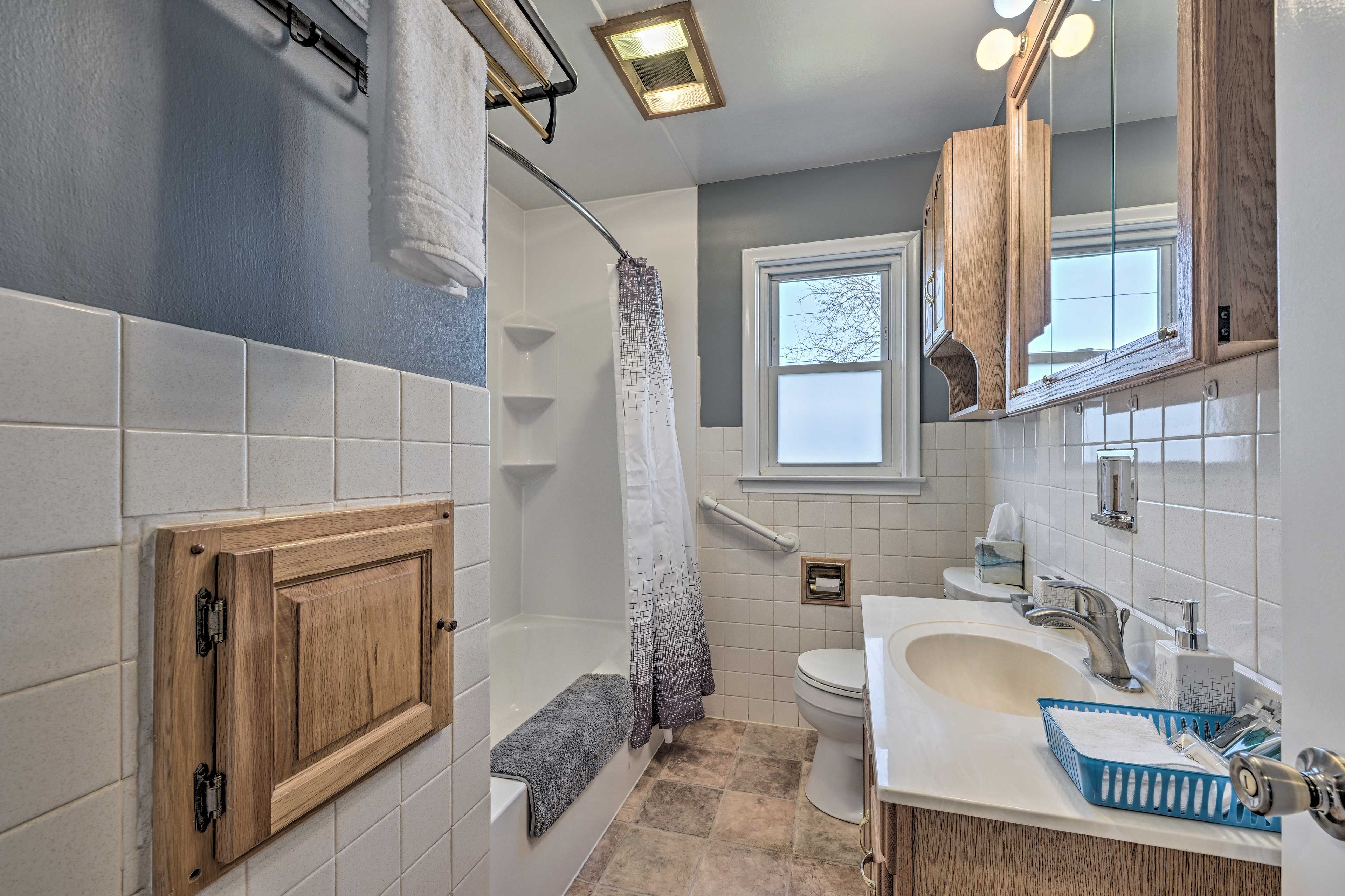 Bathroom | Complimentary Toiletries | Towels Provided