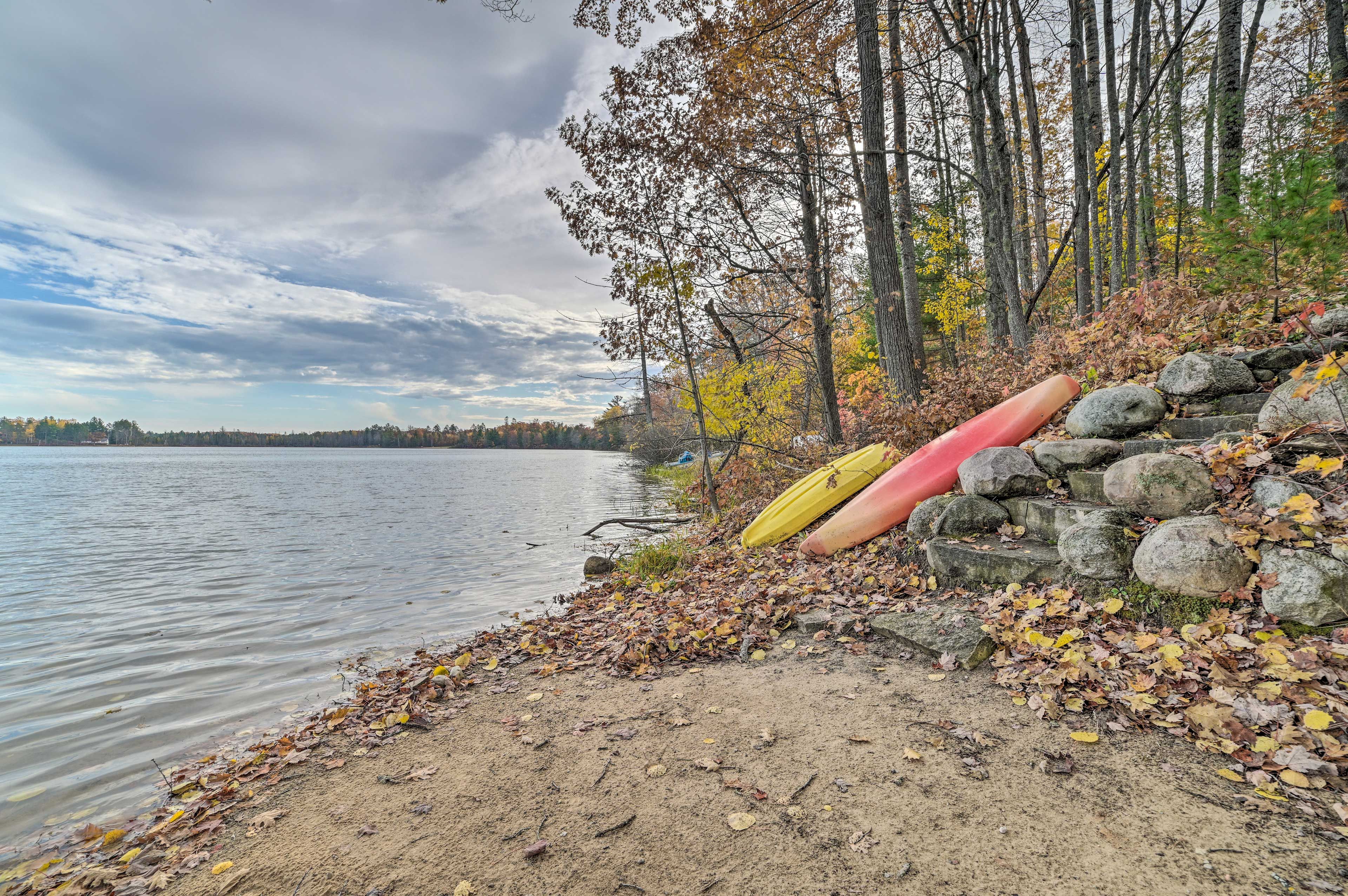 Lake Access | 2 Kayaks | Canoe | Paddleboat | Life Jackets