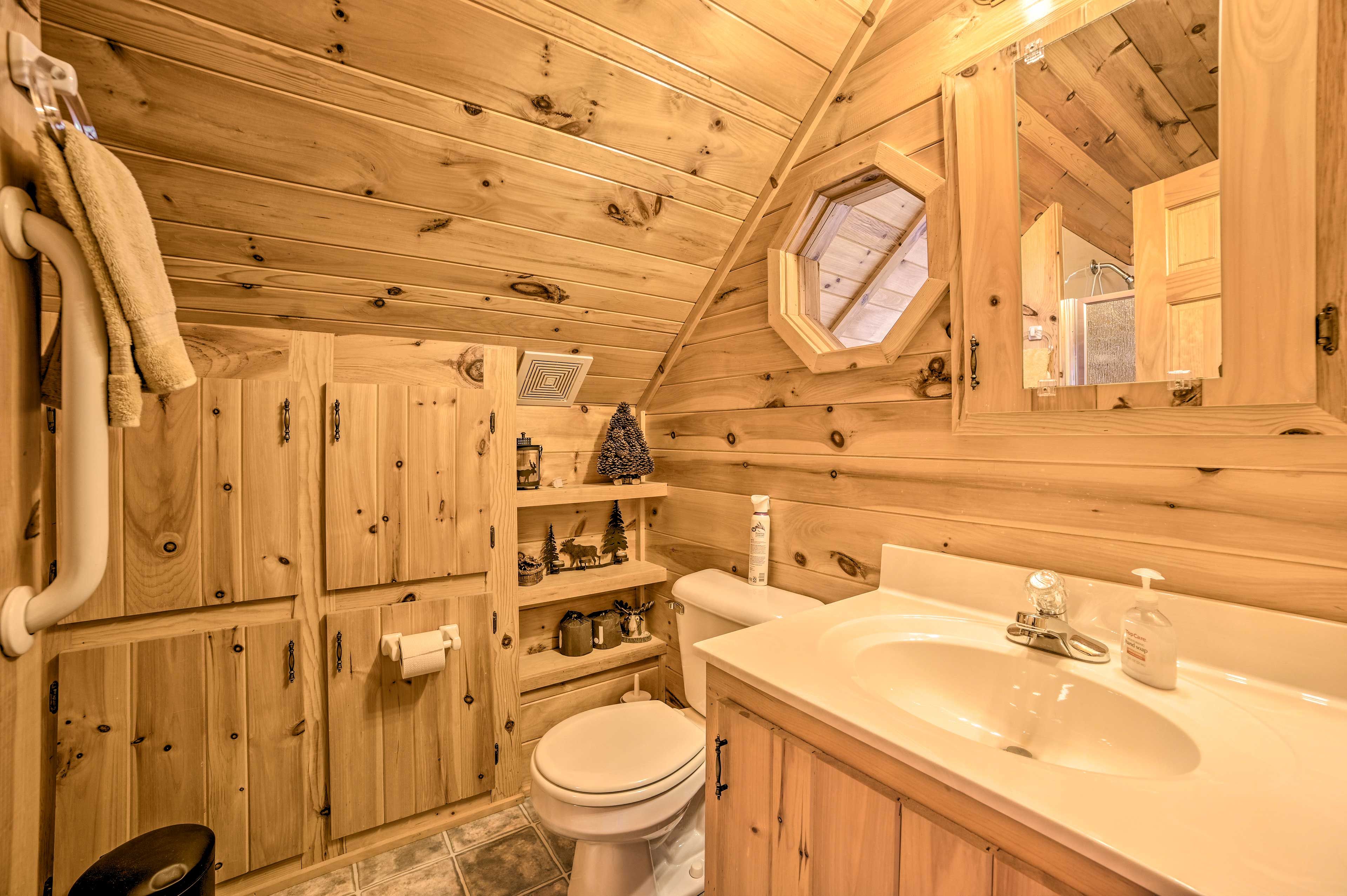 Full Bathroom | Walk-In Shower | Towels Provided