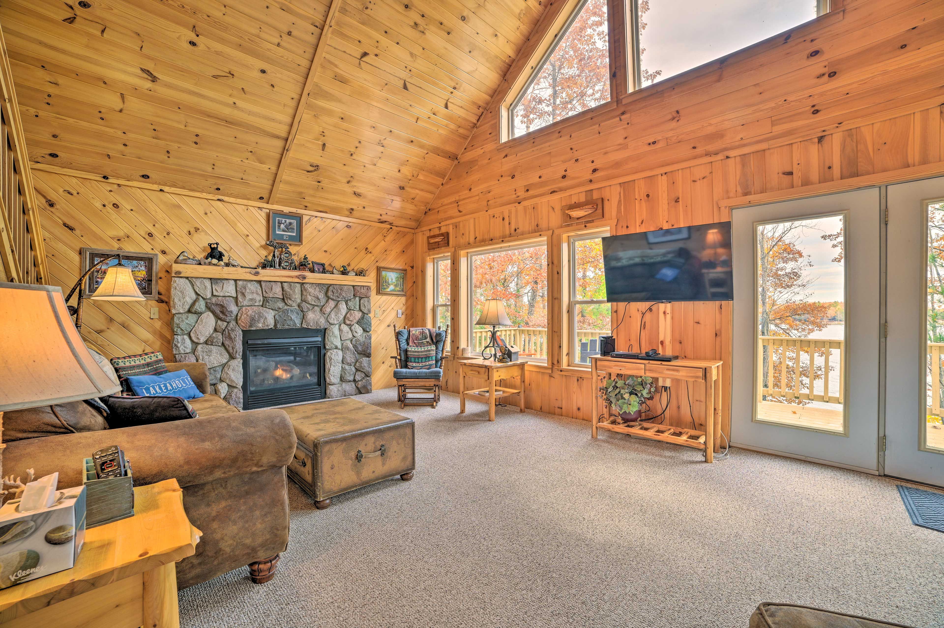 Living Room | Smart TV | Seasonal Fireplace | Central Heating & A/C | Free WiFi