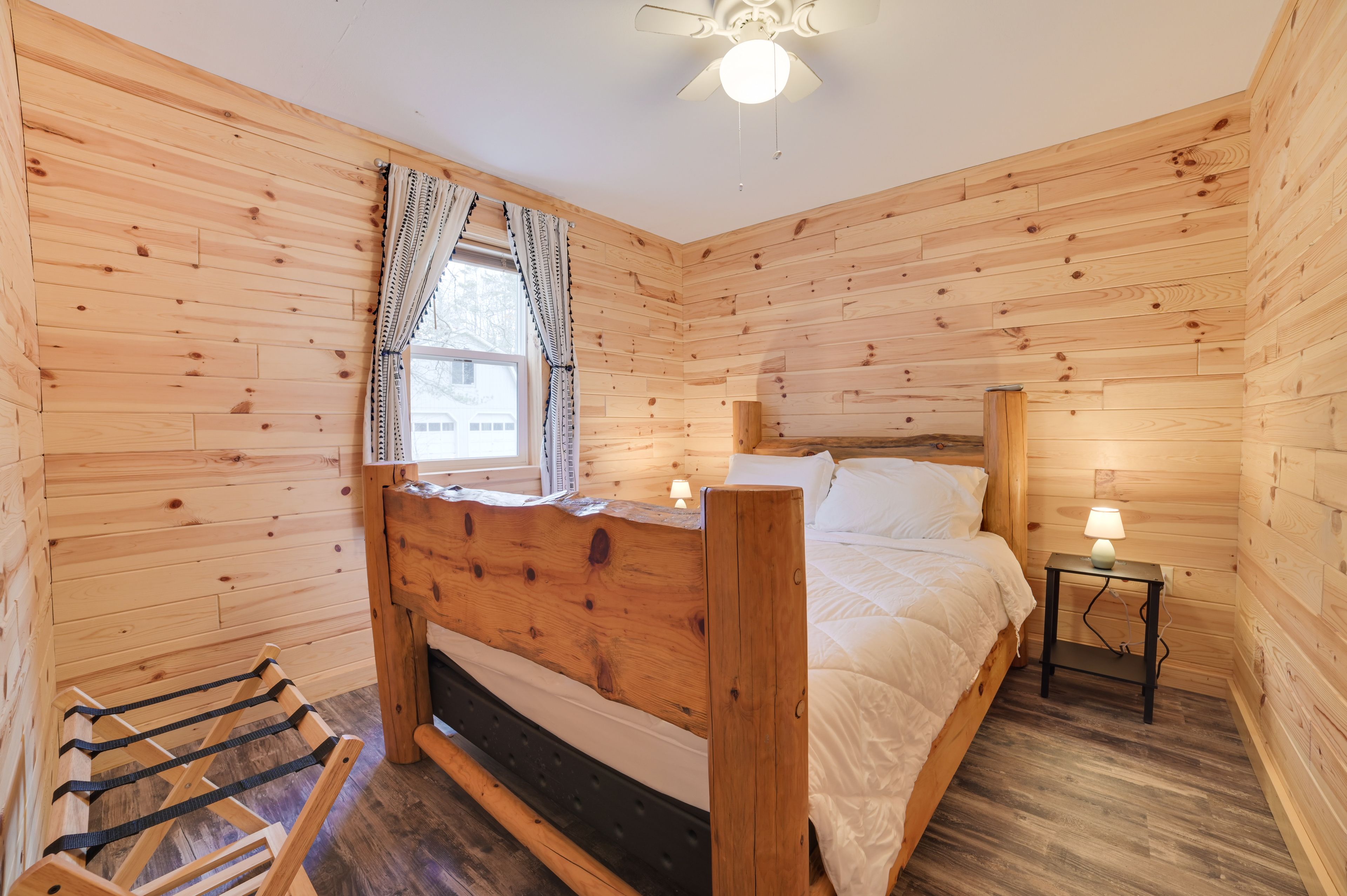 Bedroom 1 | Queen Bed