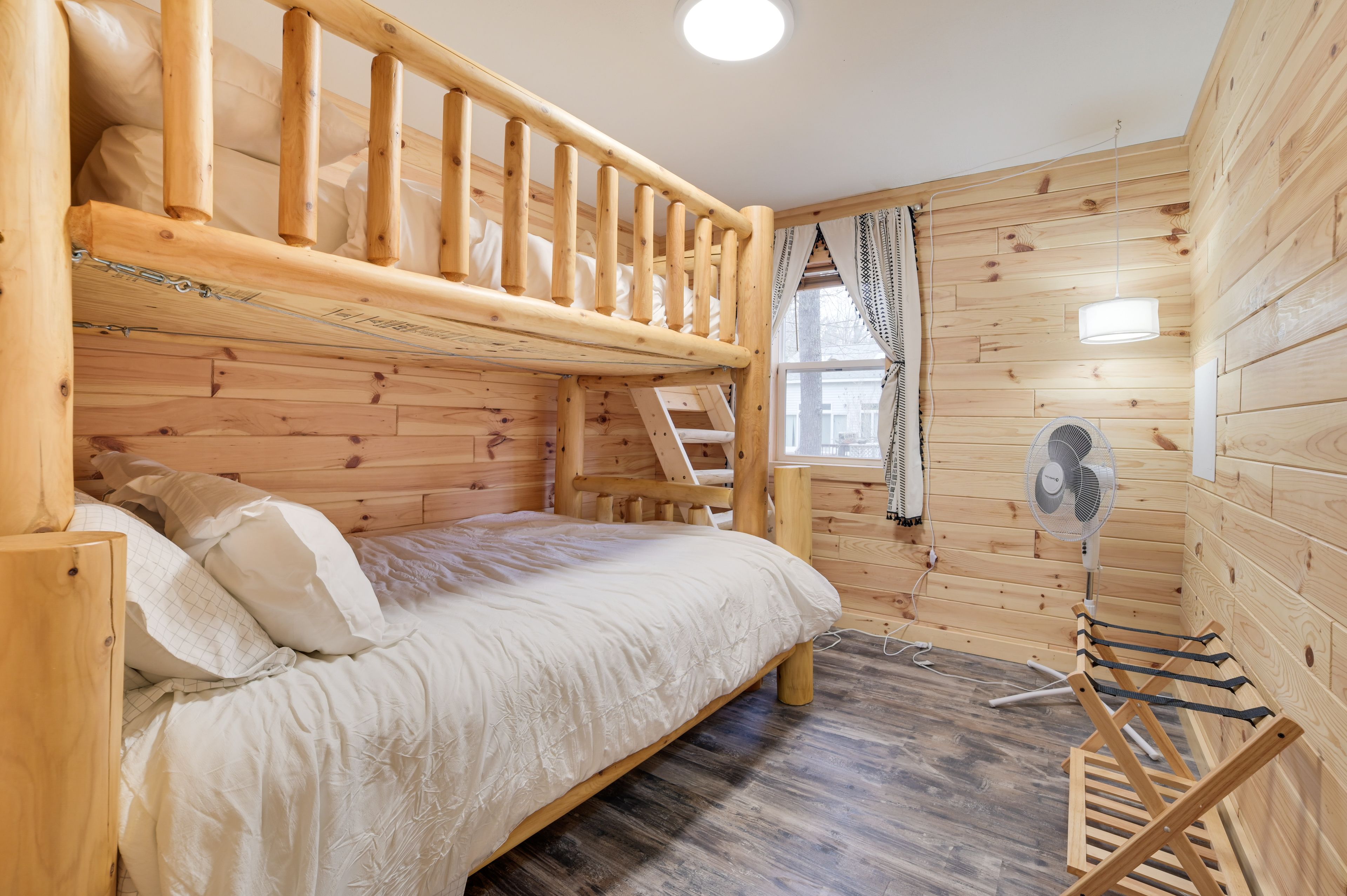 Bedroom 2 | Twin/Queen Bunk Bed