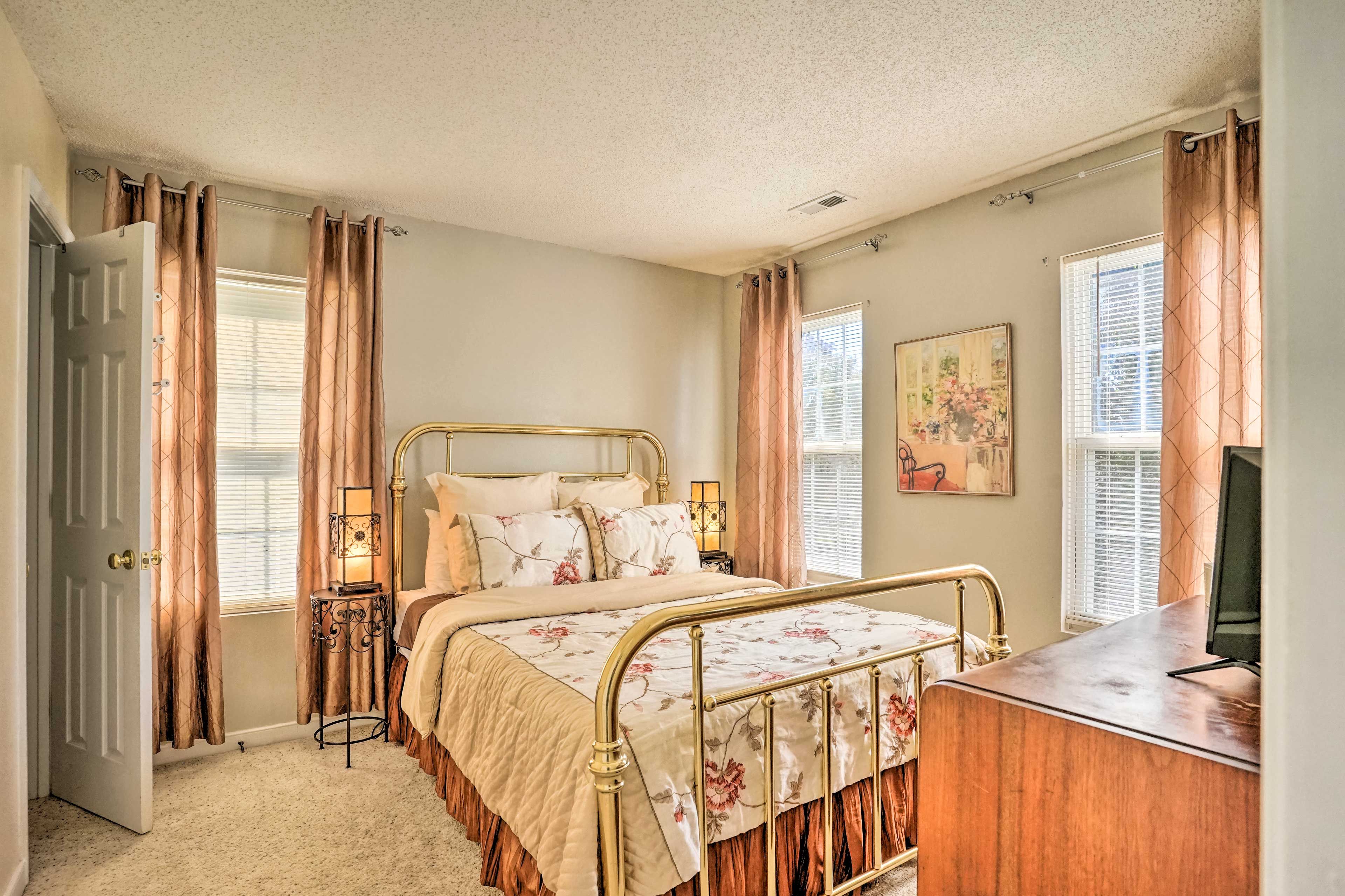 Bedroom 3 | Queen Bed | 2nd Floor | Smart TV