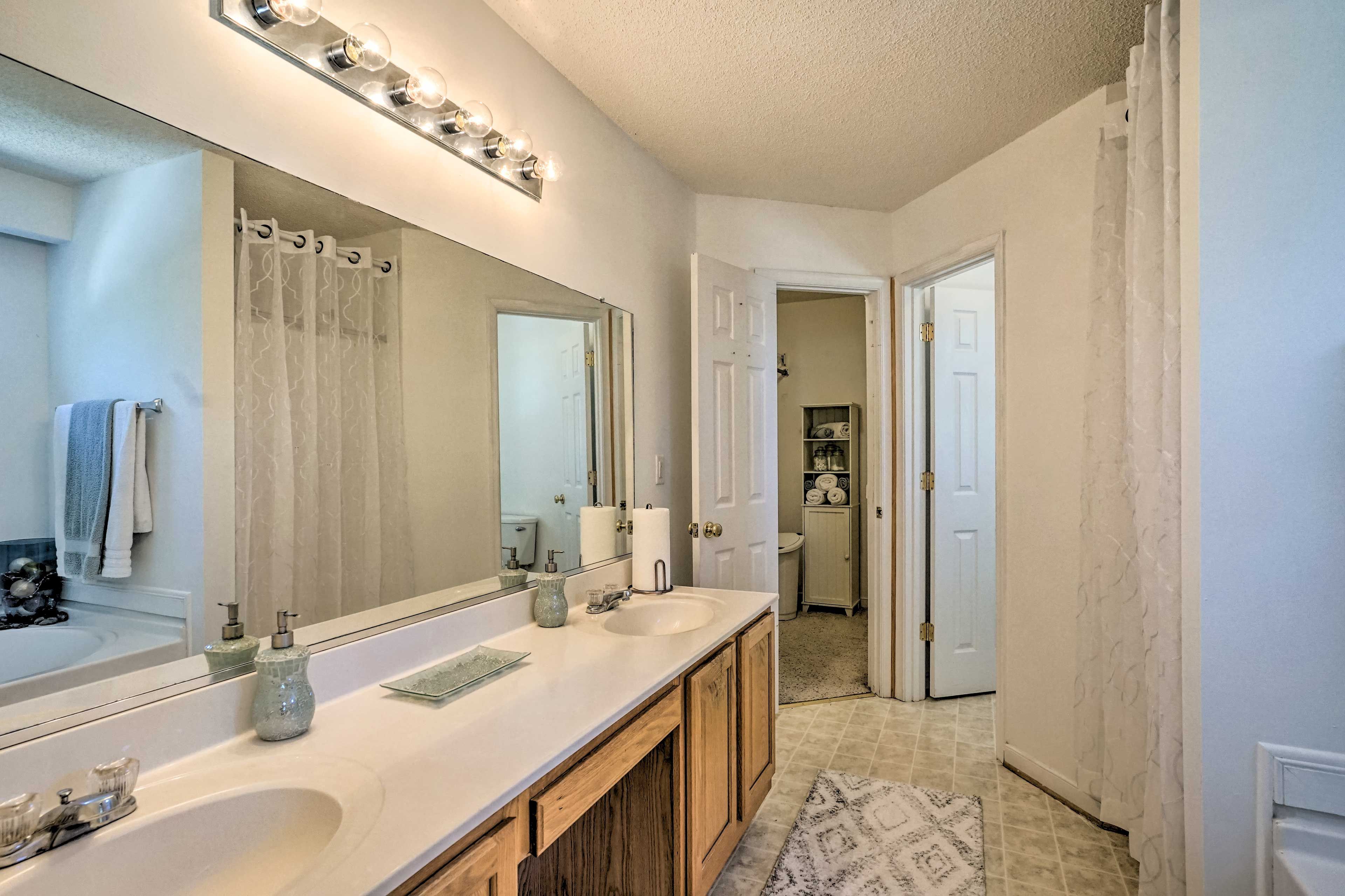 En-Suite Bathroom | 2nd Floor | Complimentary Toiletries | Towels Provided