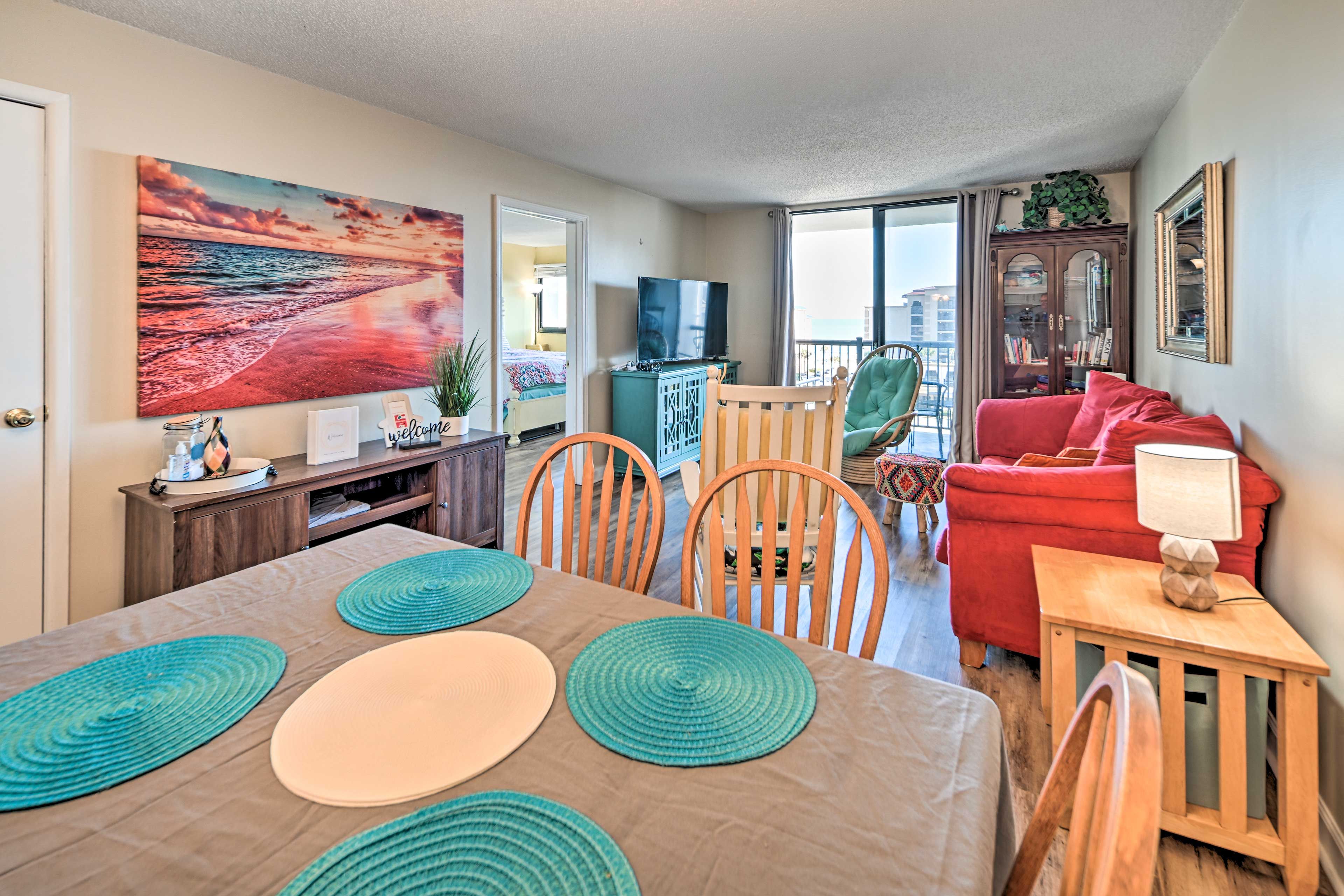 Dining Area | Dishware & Flatware Provided