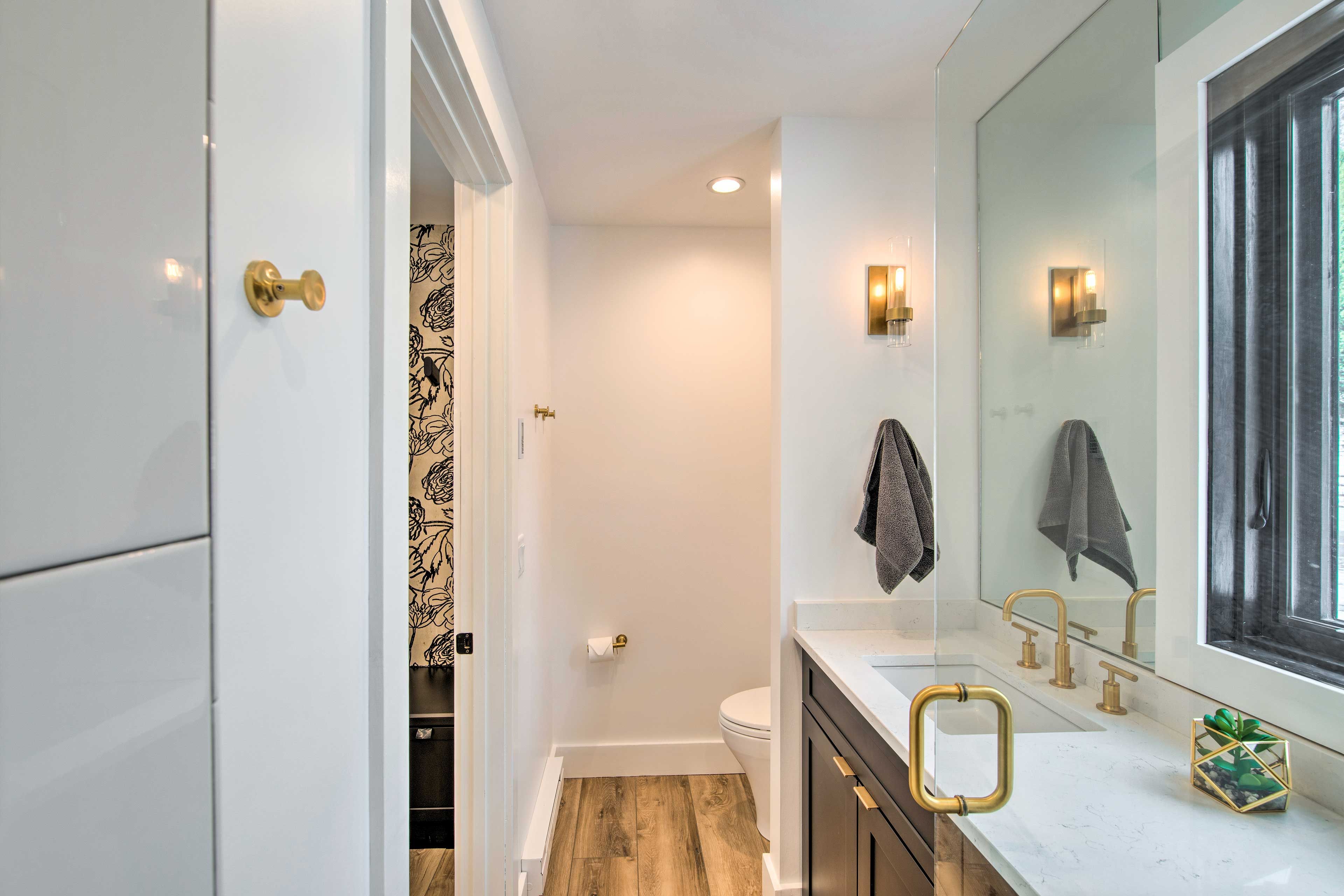 Full Bathroom | Towels Provided