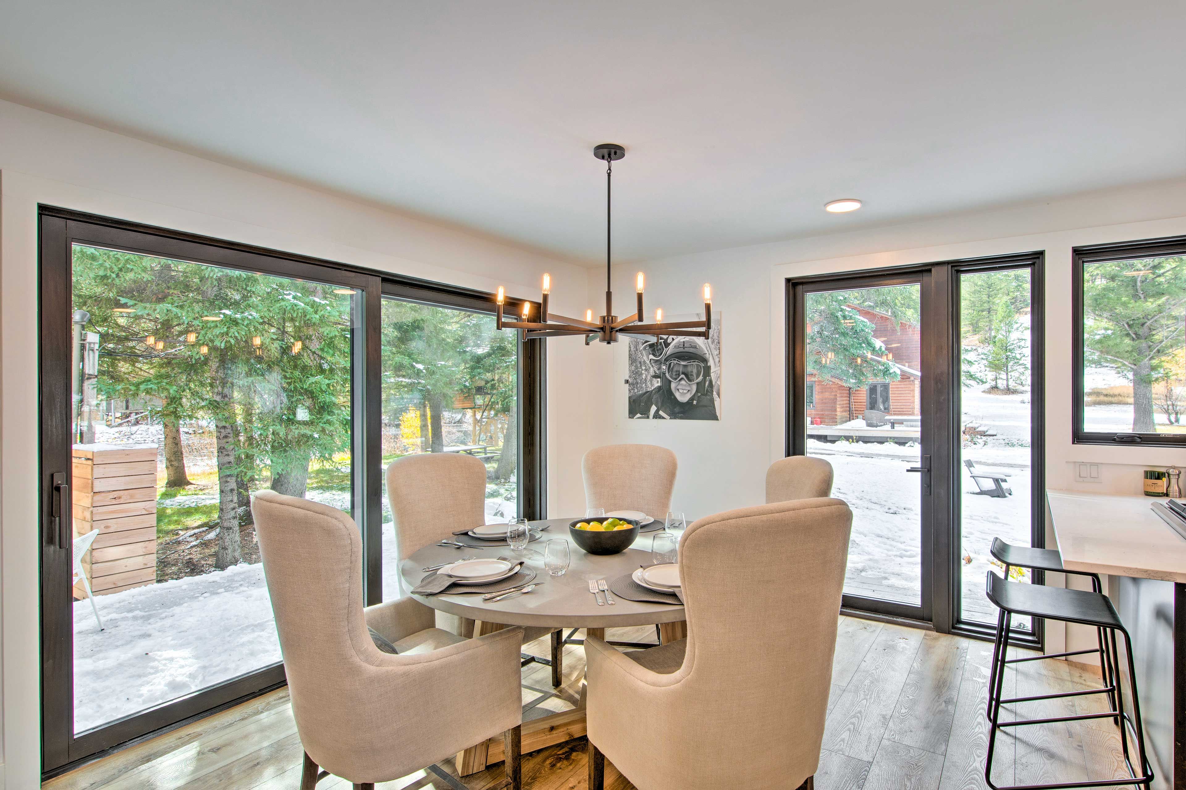 Dining Area | Dishware & Flatware Provided