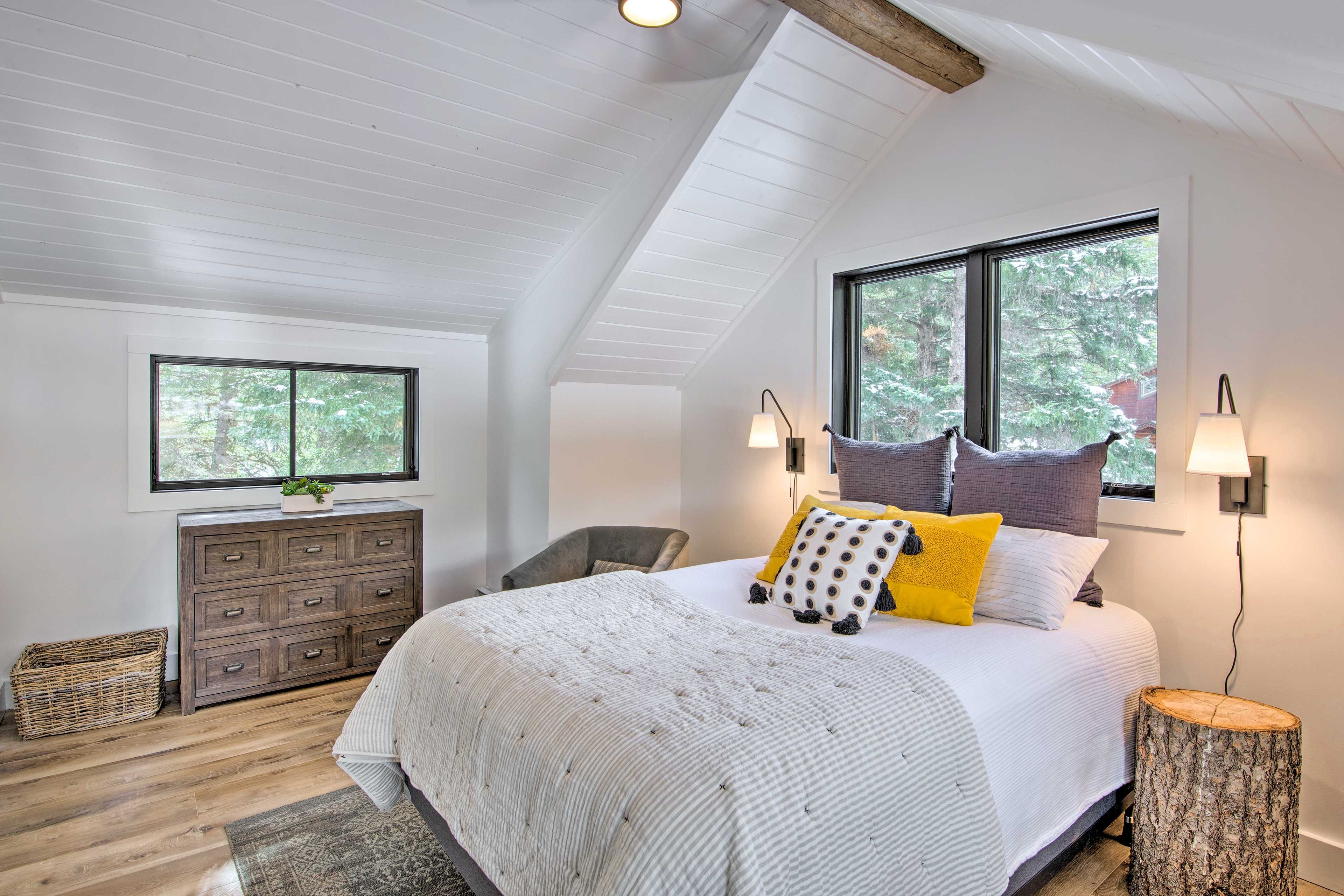 Bedroom 1 | Queen Bed | Twin Bed | 2nd Floor