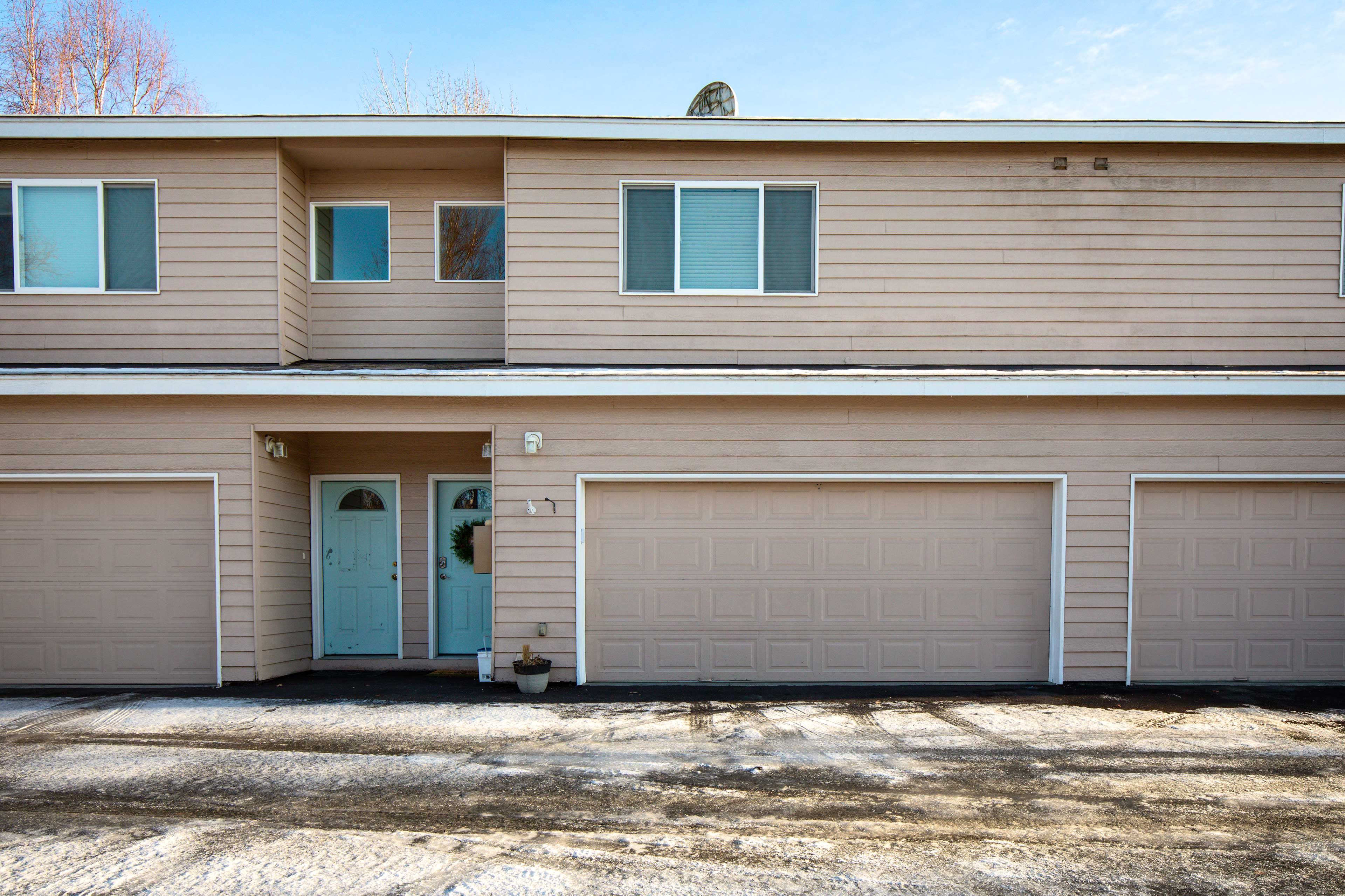 Townhouse Exterior | Heated Garage