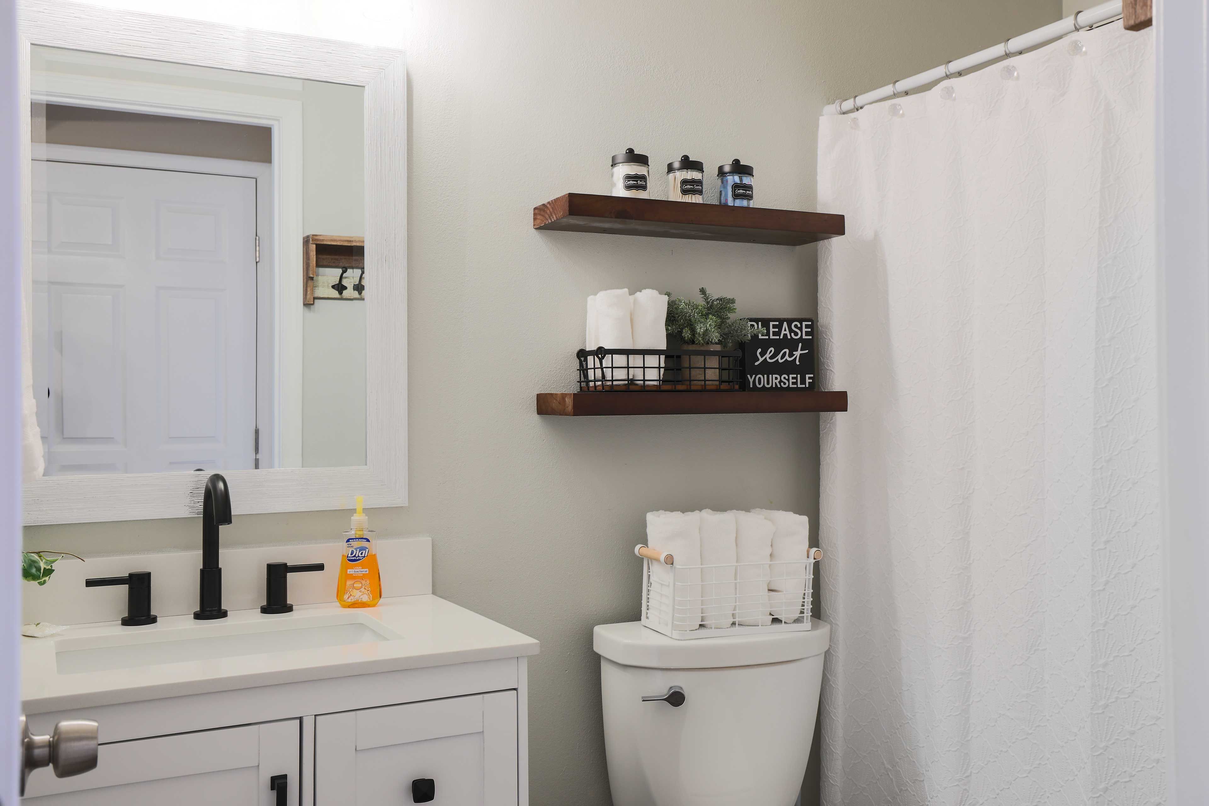 Full Bathroom | 2nd Floor | Complimentary Toiletries