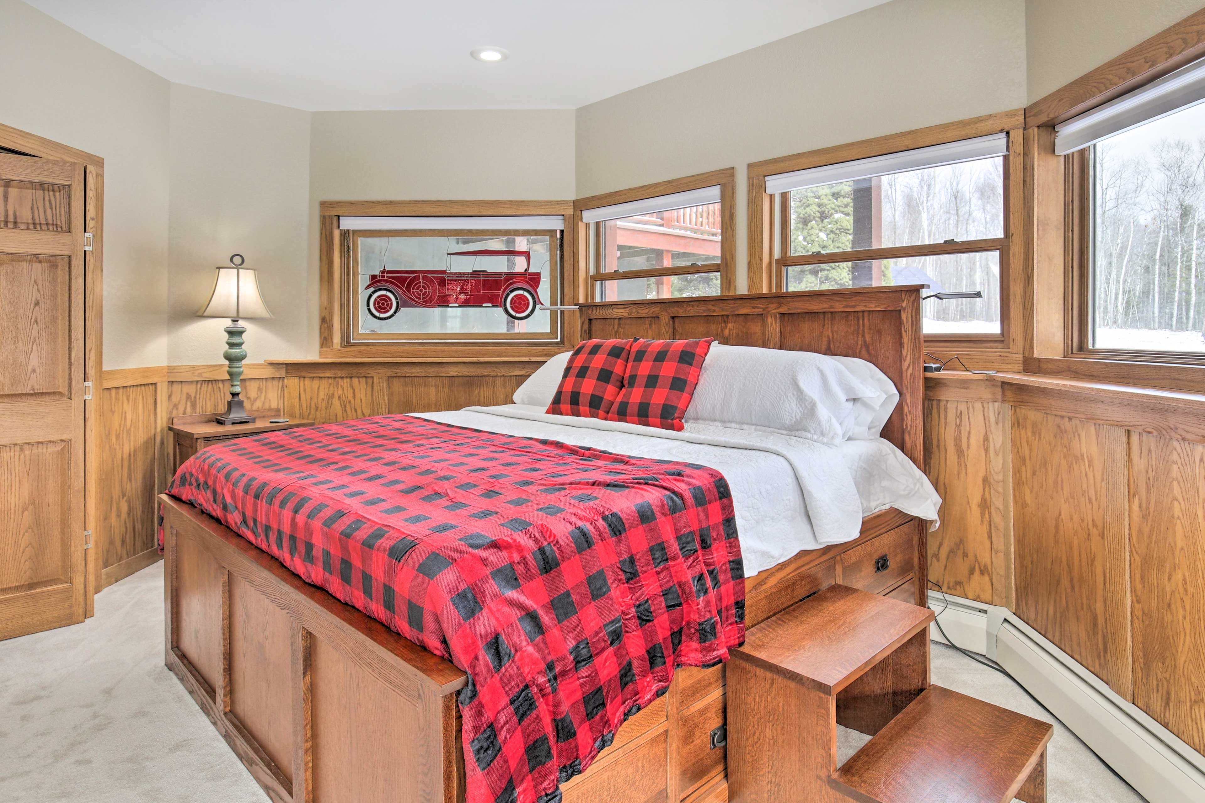 Bedroom 1 | King Bed | Linens Provided | En-Suite Bathroom