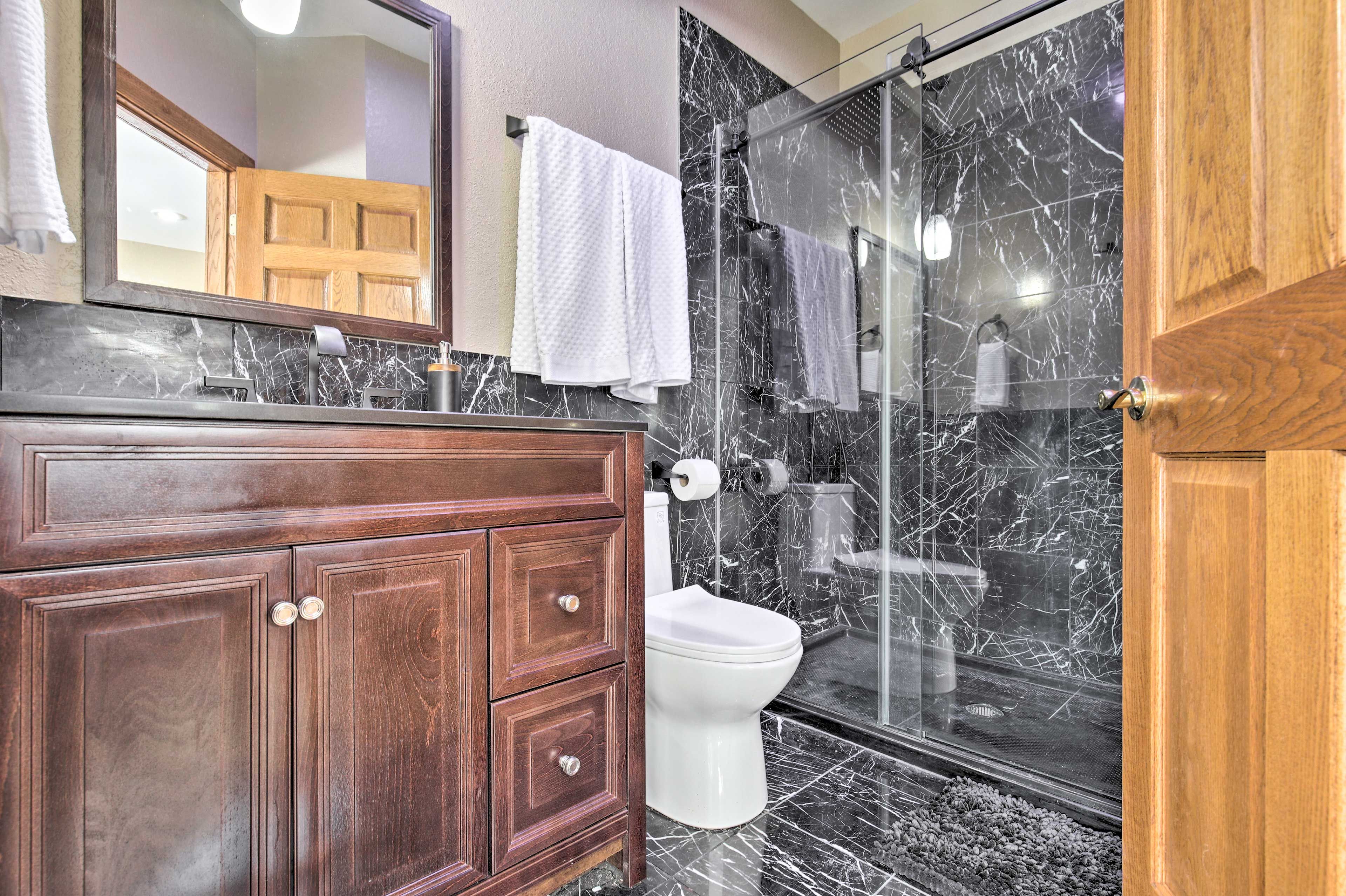 En-Suite Bathroom | Towels Provided | Complimentary Toiletries
