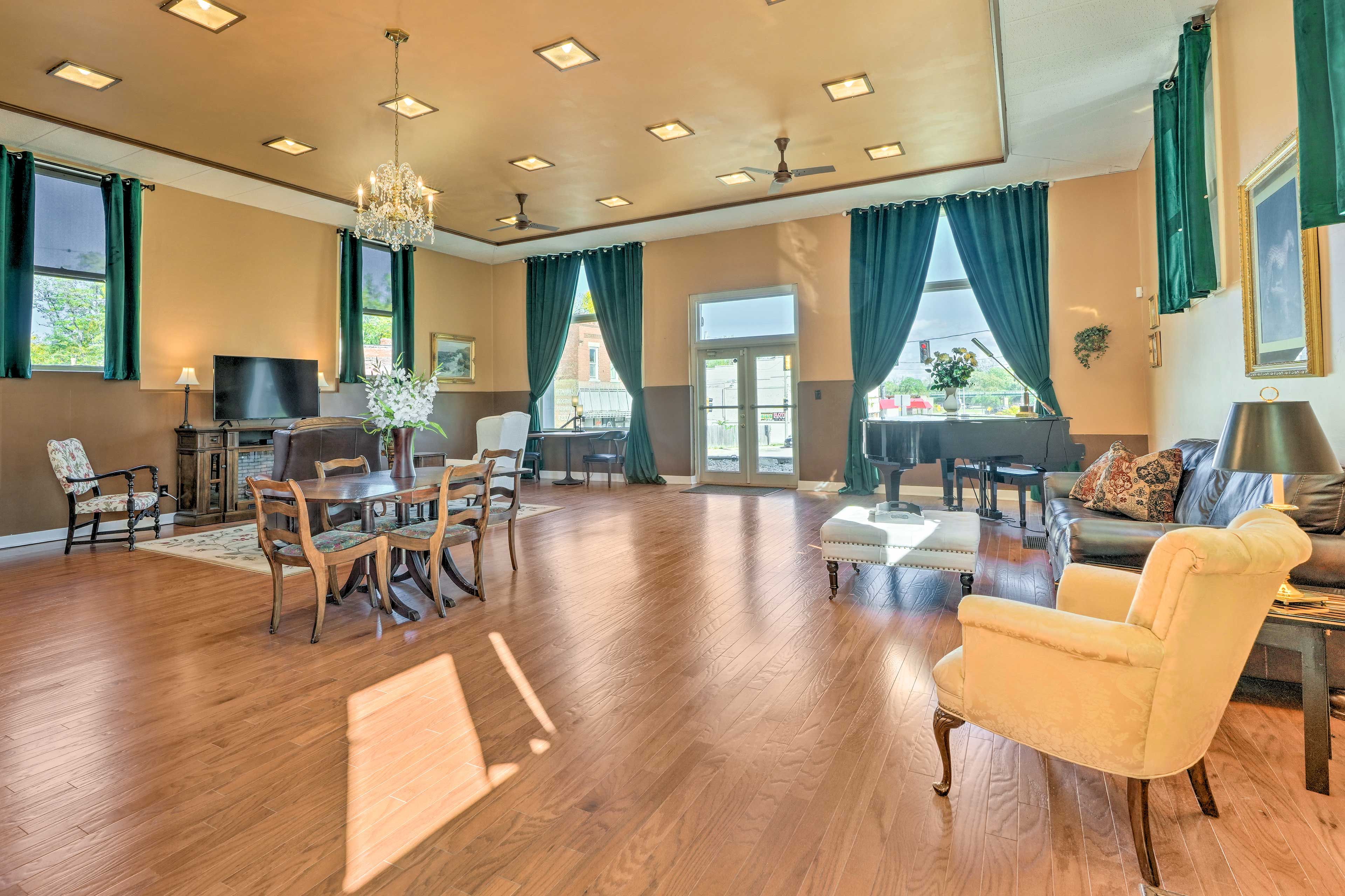 Living Room | Free WiFi | Smart TV | Central A/C | Piano | Electric Fireplace