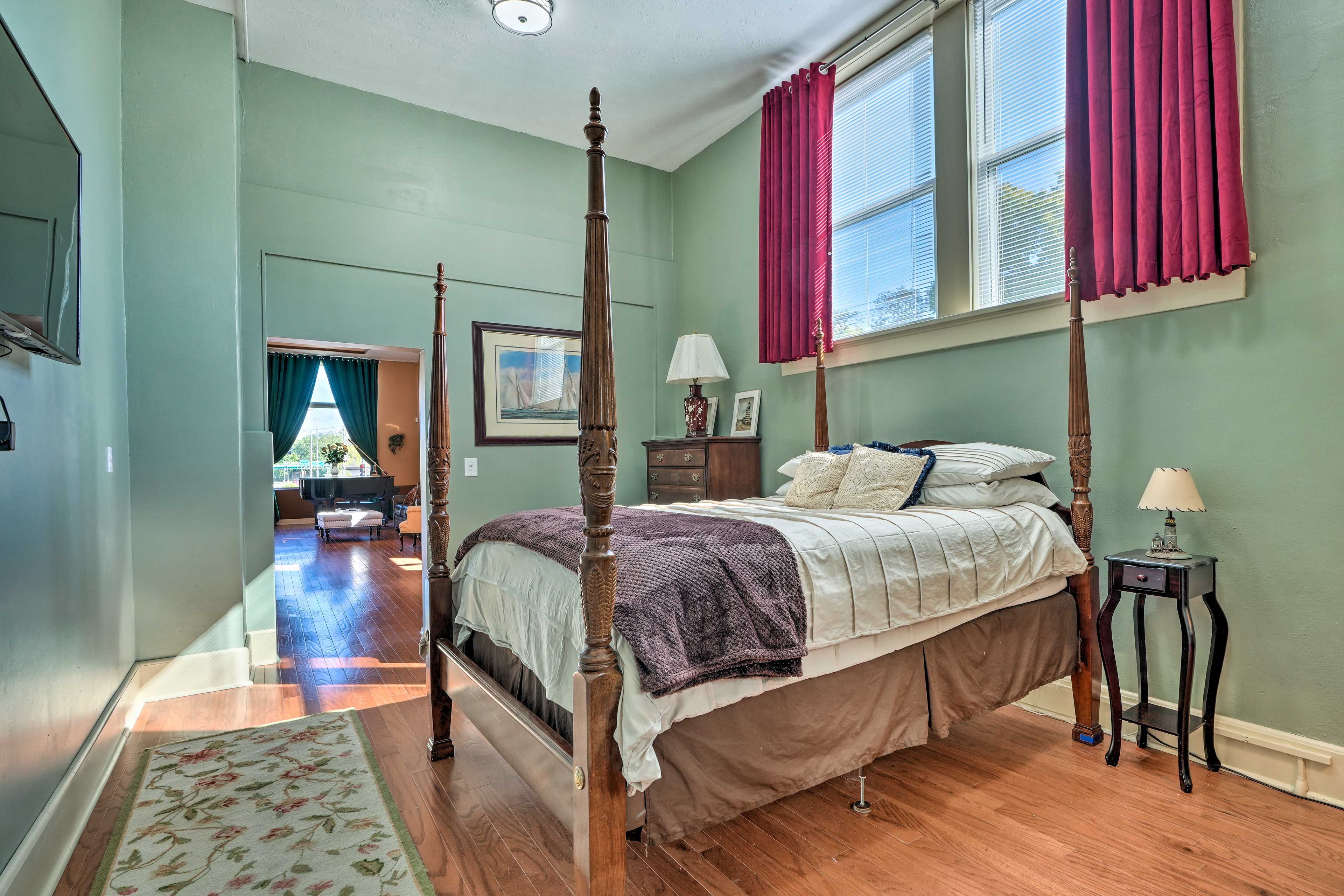 Bedroom | Queen Bed | Linens Provided | Smart TV